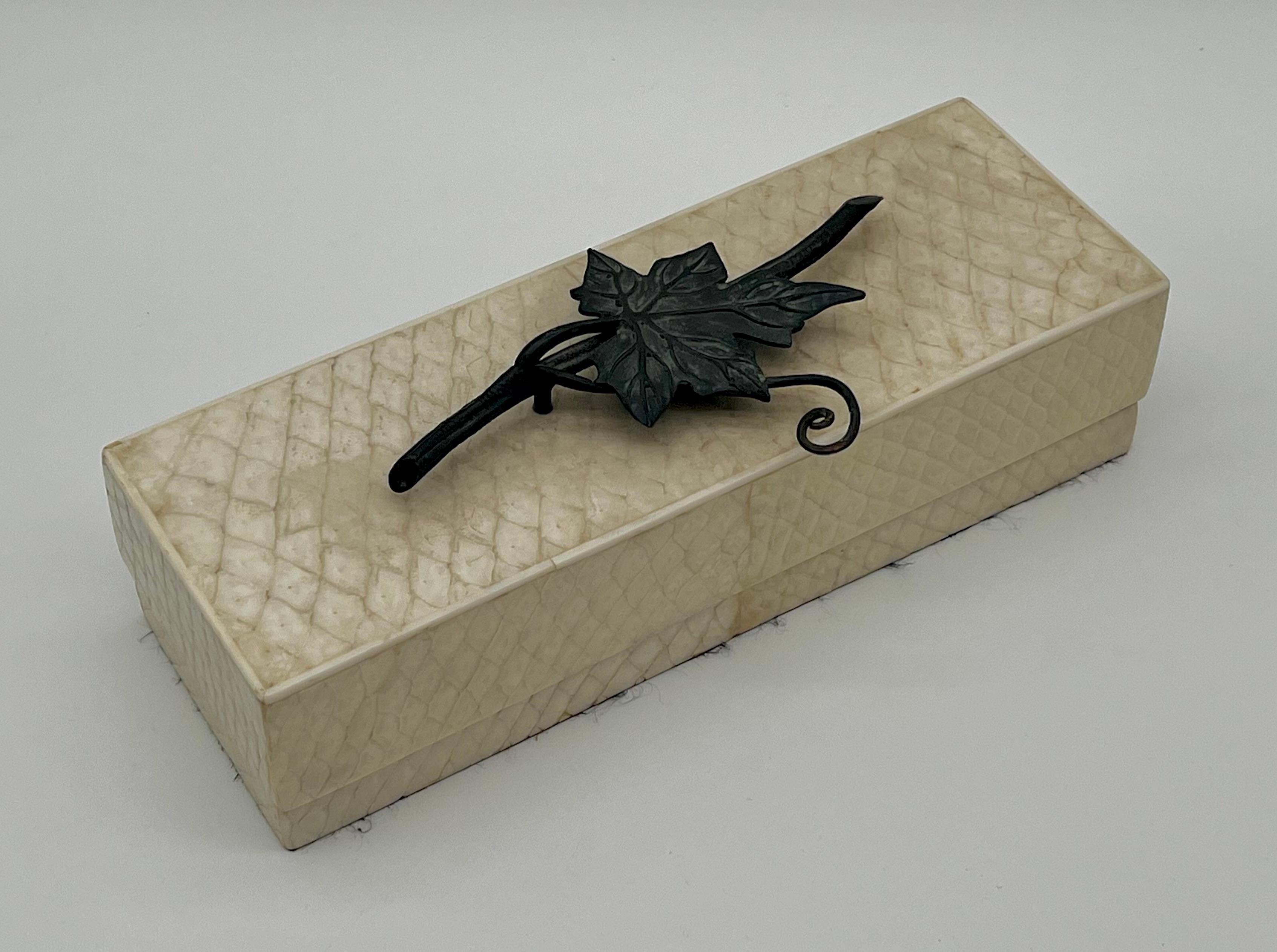 R & Y Augousti Paris France Applied Ivy Snakeskin Decorative Table Box en vente 5