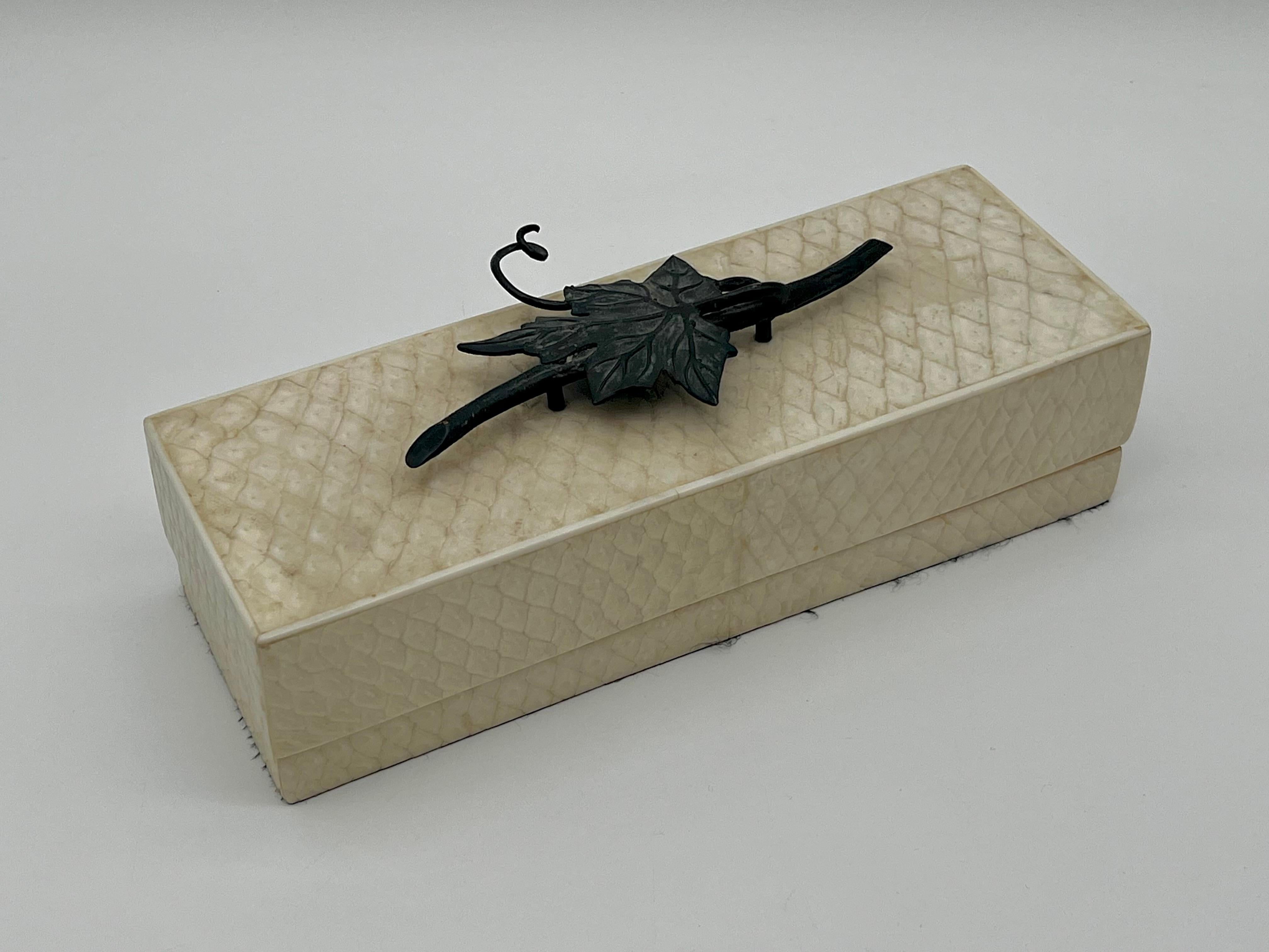 Fait main R & Y Augousti Paris France Applied Ivy Snakeskin Decorative Table Box en vente