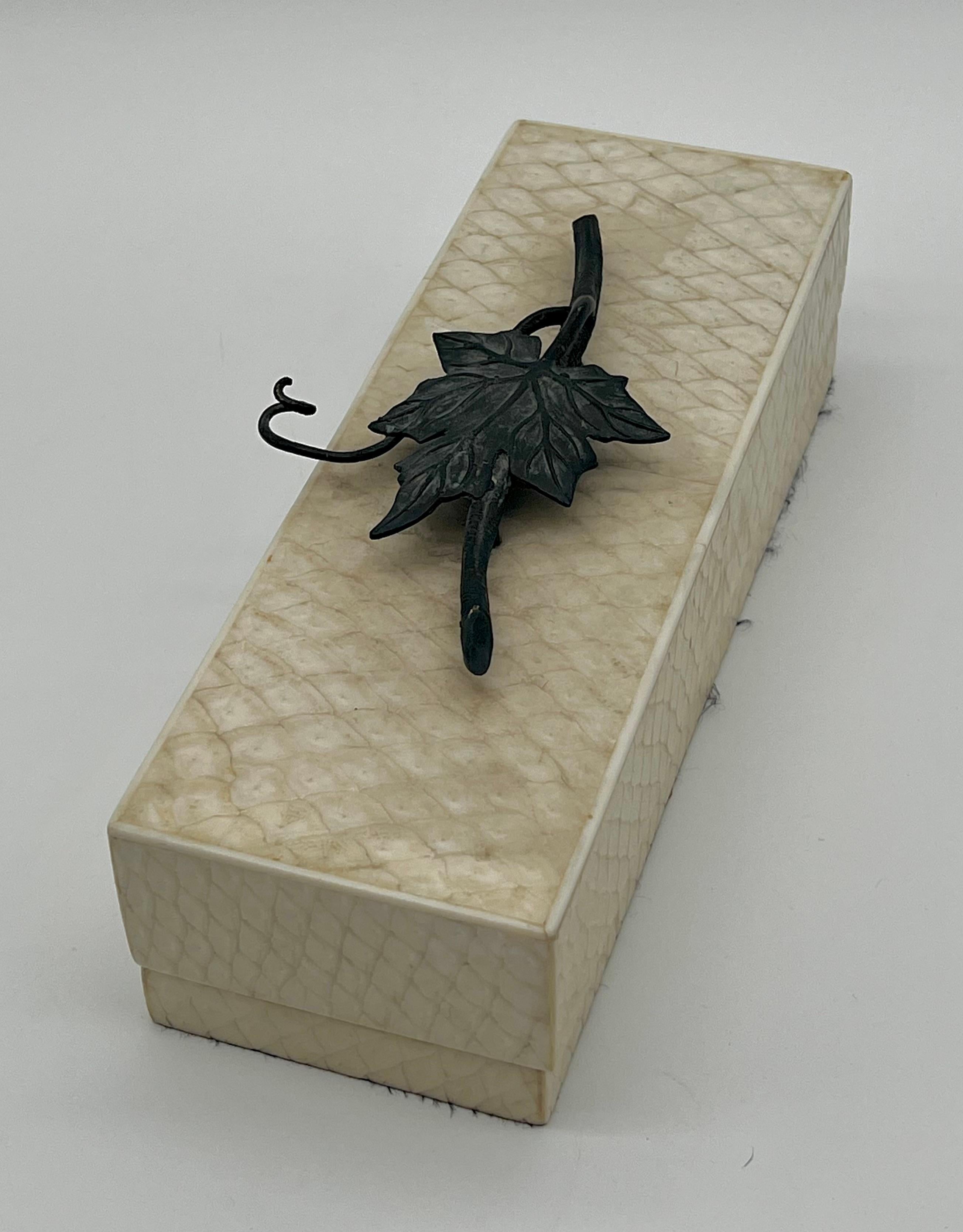 R & Y Augousti Paris France Applied Ivy Snakeskin Decorative Table Box Bon état - En vente à New York, NY