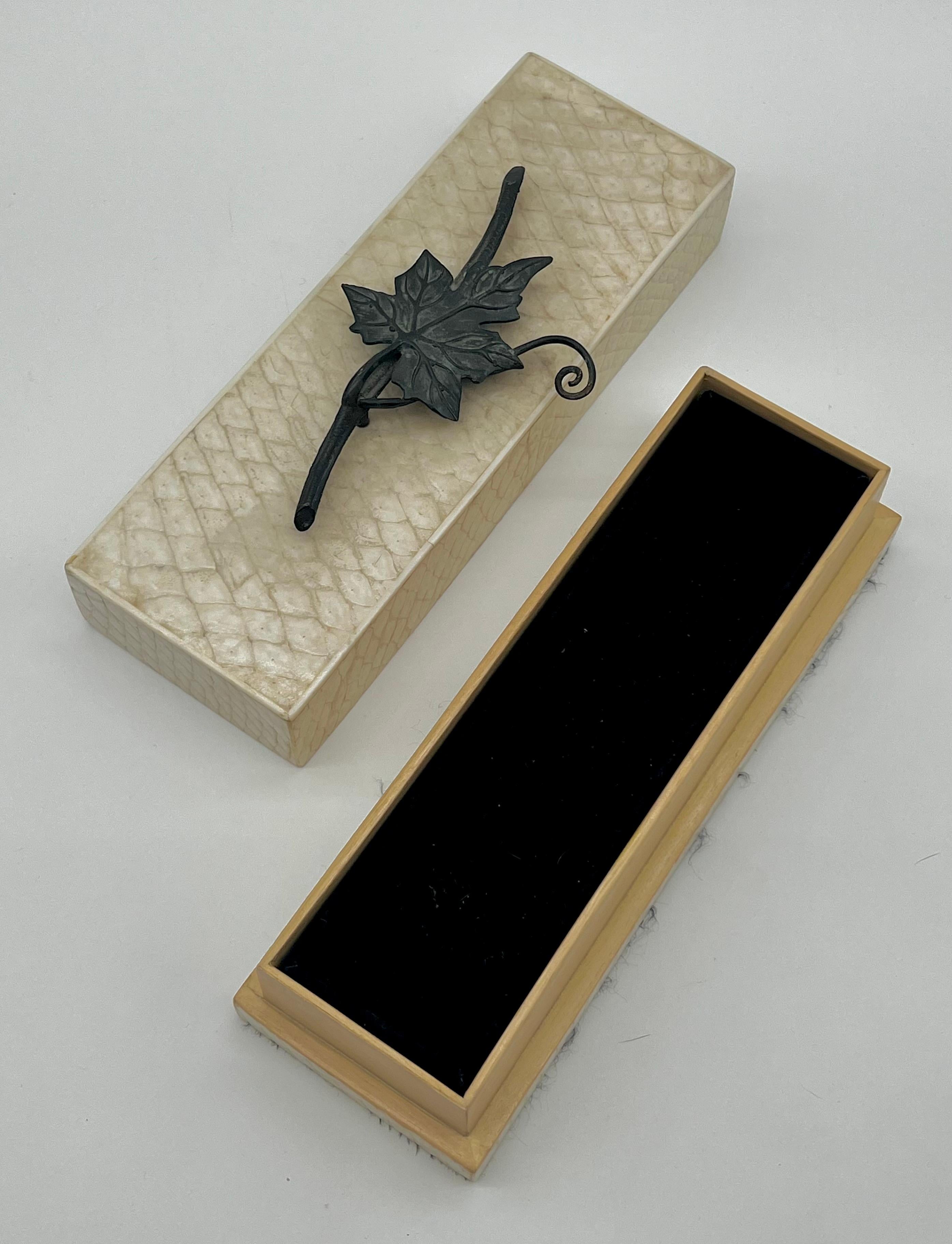 R & Y Augousti Paris France Applied Ivy Snakeskin Decorative Table Box en vente 1