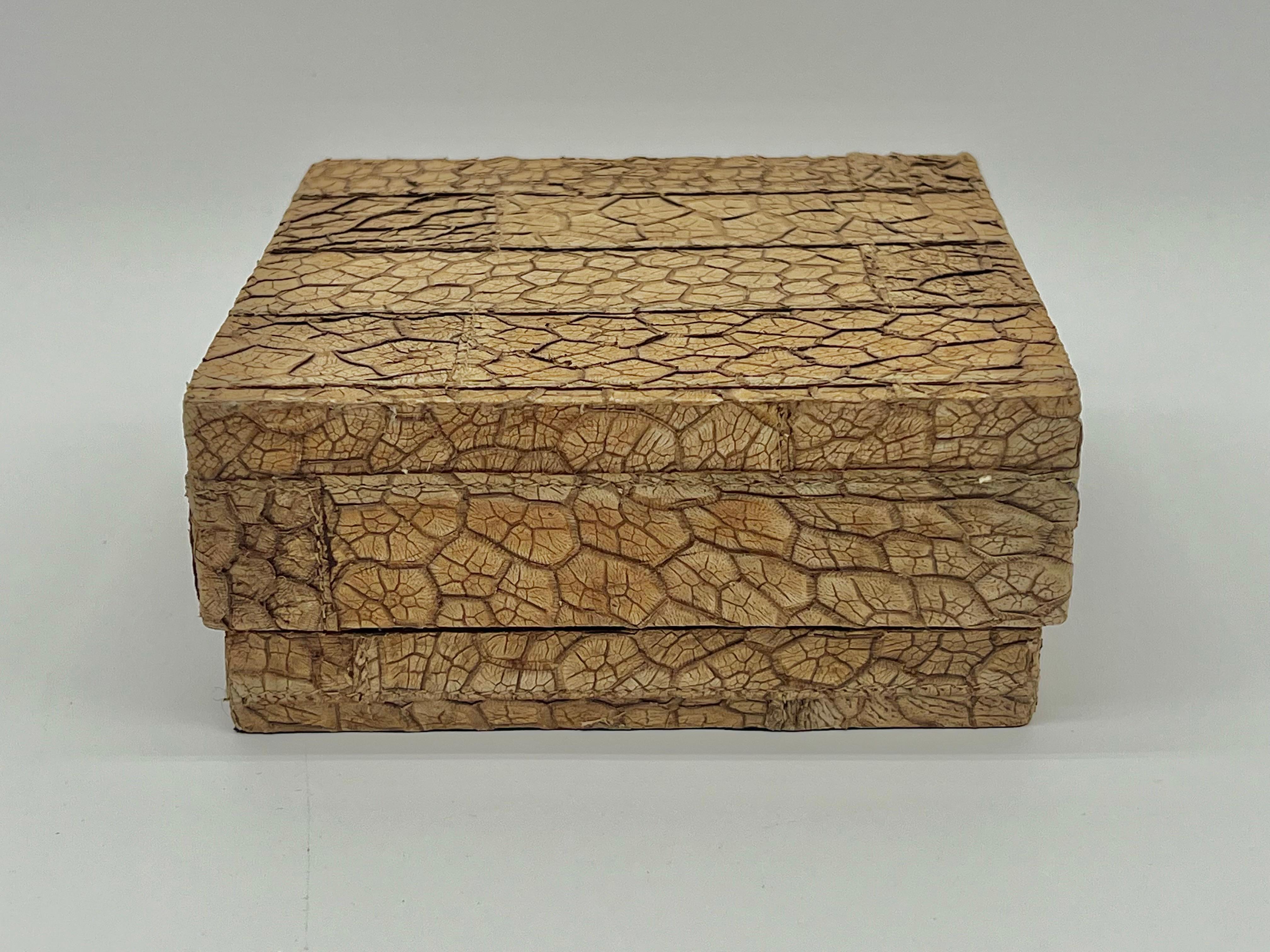 R & Y Augousti Caja de mesa decorativa de piel de serpiente de París Francia.  De color beige.  En general, excelente estado. Desgaste propio de la edad.  La caja mide aproximadamente 5 5/8