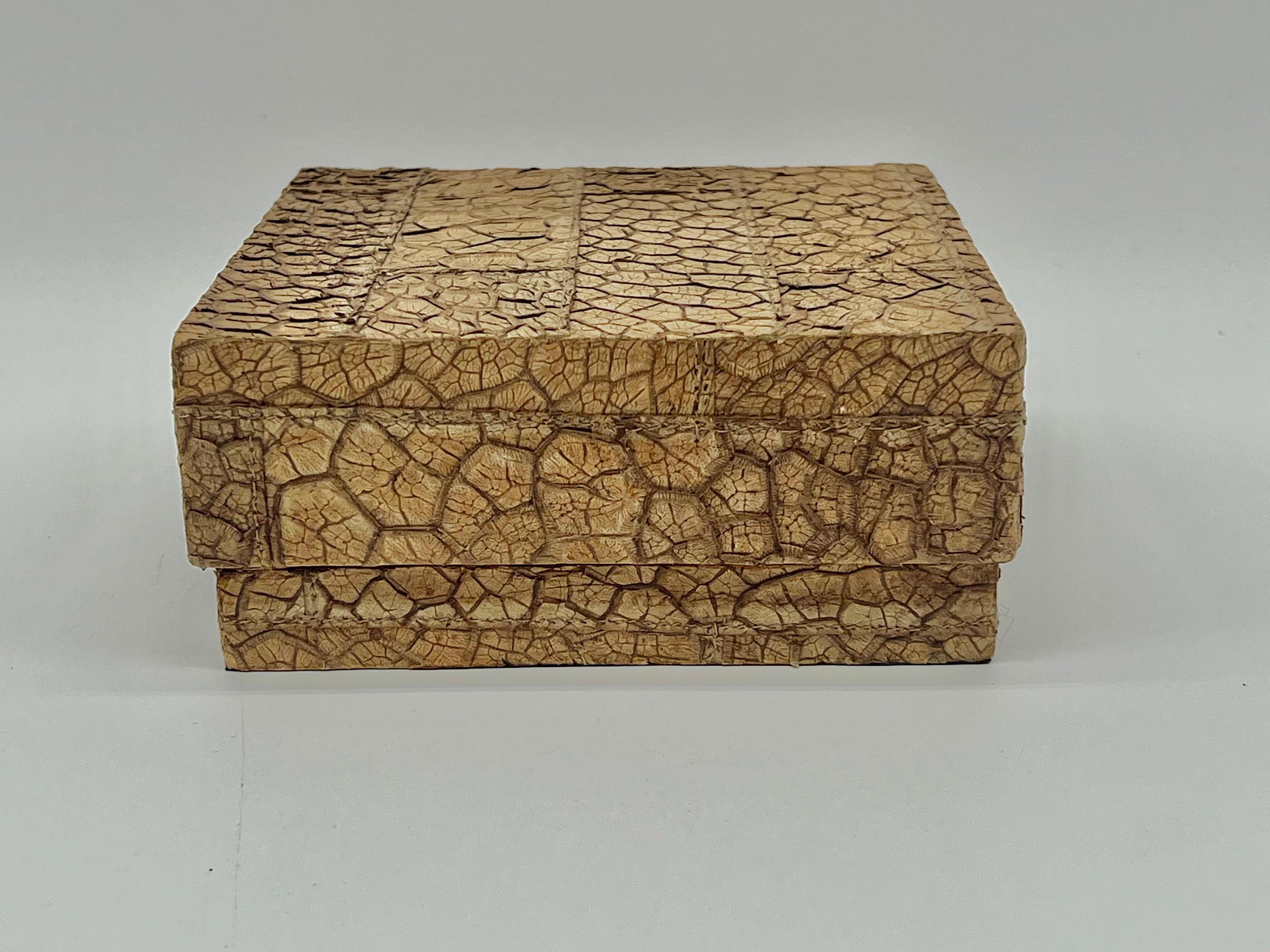 R & Y Augousti Caja de mesa decorativa de piel de serpiente de París Francia en Bueno estado para la venta en New York, NY
