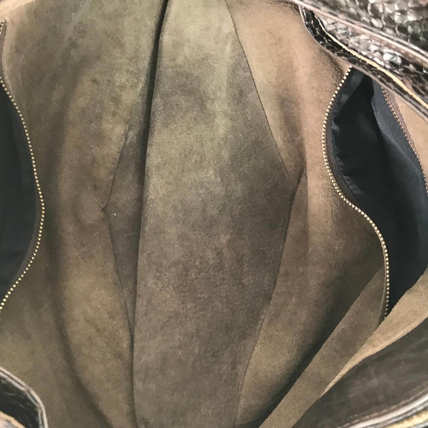 R & Y Augousti Paris - Grand sac à bandoulière en peau de serpent marron avec clous argentés en vente 6