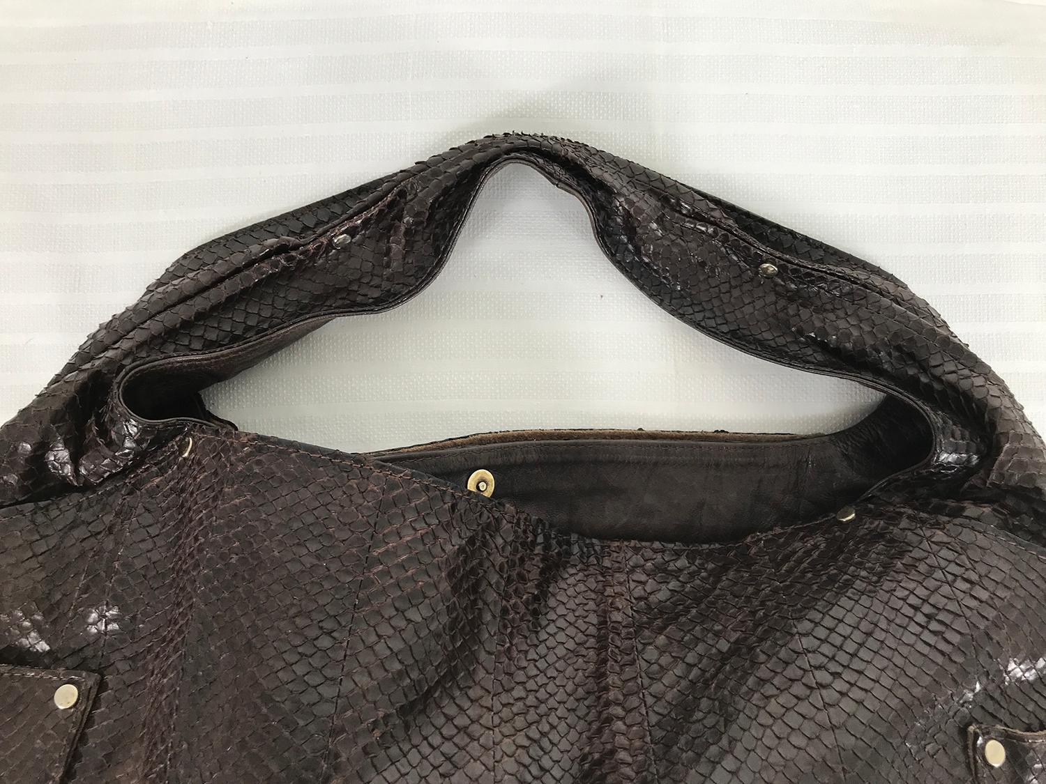 R & Y Augousti Paris - Grand sac à bandoulière en peau de serpent marron avec clous argentés en vente 9