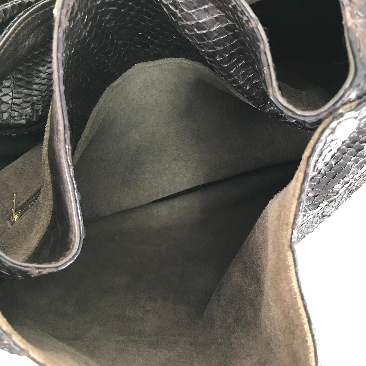 R & Y Augousti Paris - Grand sac à bandoulière en peau de serpent marron avec clous argentés en vente 12