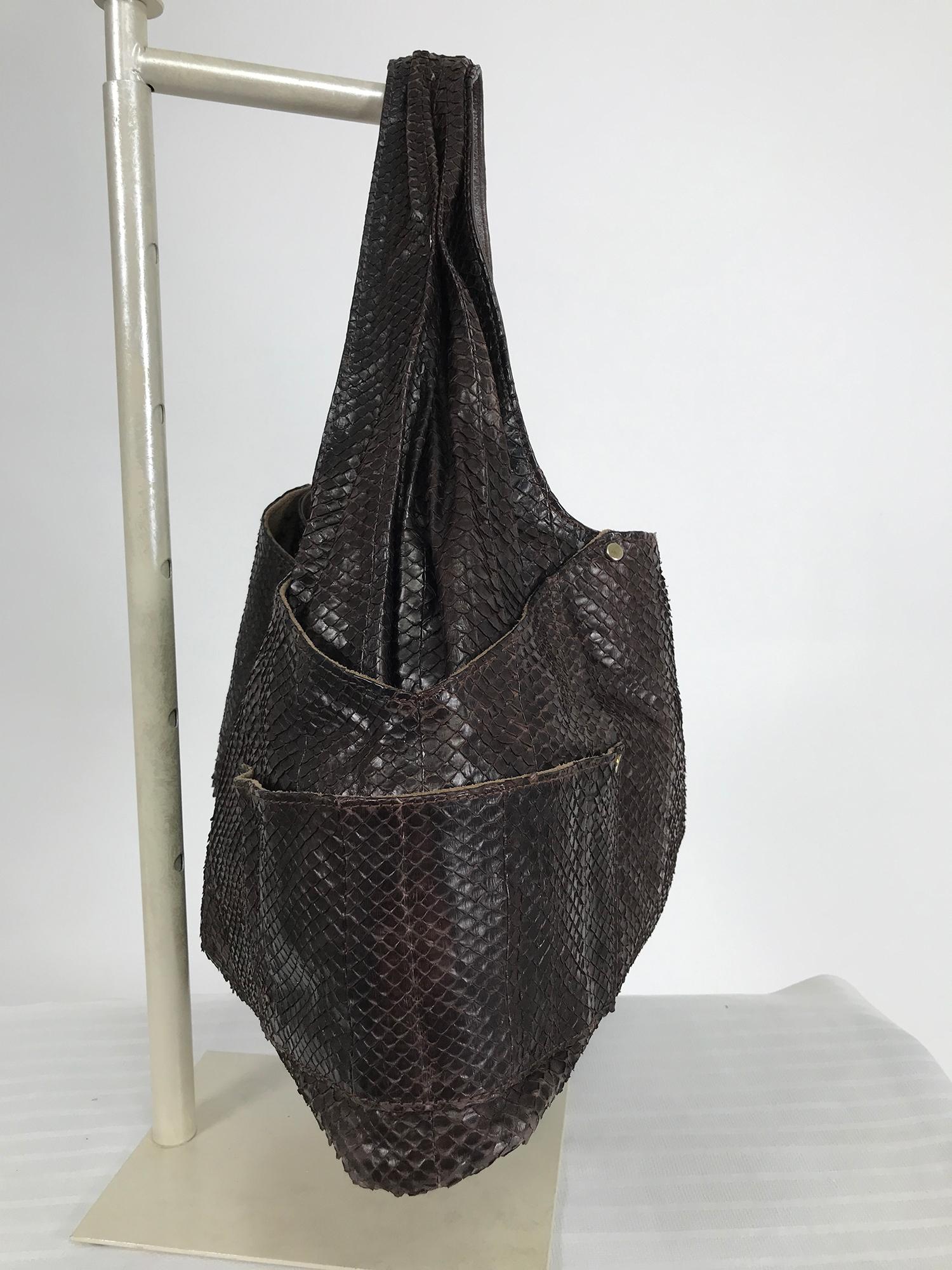 R & Y Augousti Paris - Grand sac à bandoulière en peau de serpent marron avec clous argentés Bon état - En vente à West Palm Beach, FL