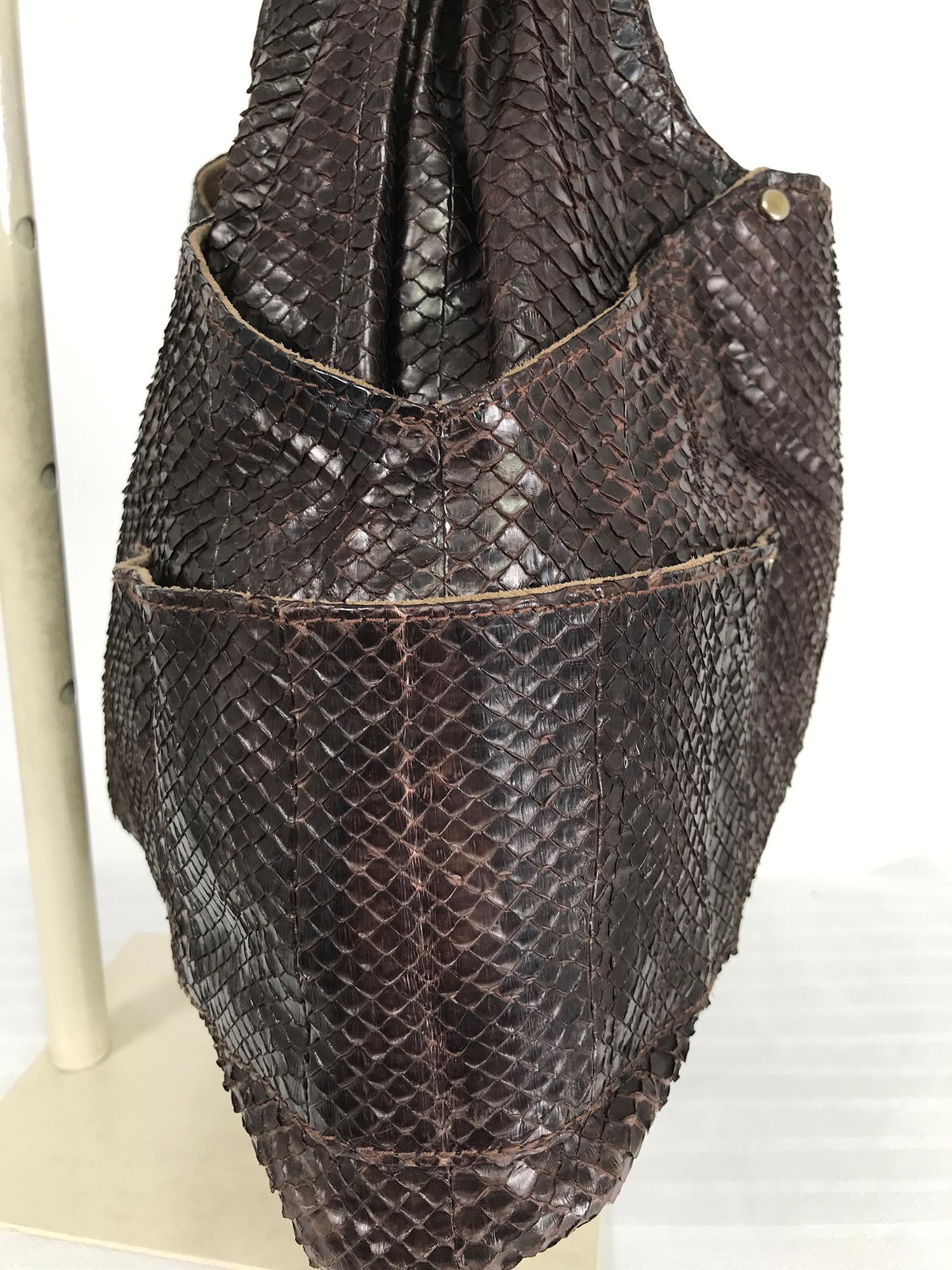 R & Y Augousti Paris - Grand sac à bandoulière en peau de serpent marron avec clous argentés Unisexe en vente