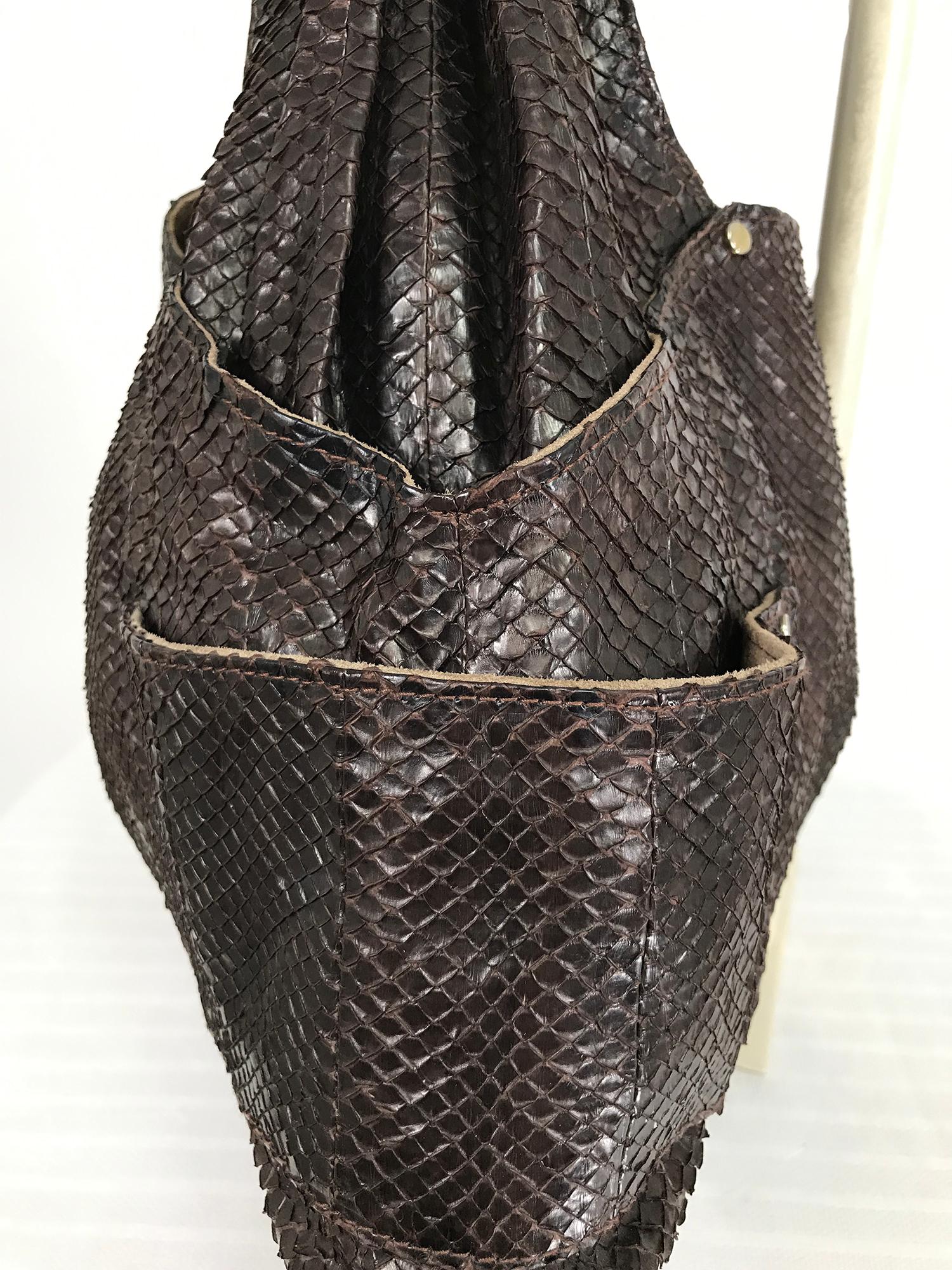 R & Y Augousti Paris - Grand sac à bandoulière en peau de serpent marron avec clous argentés en vente 1