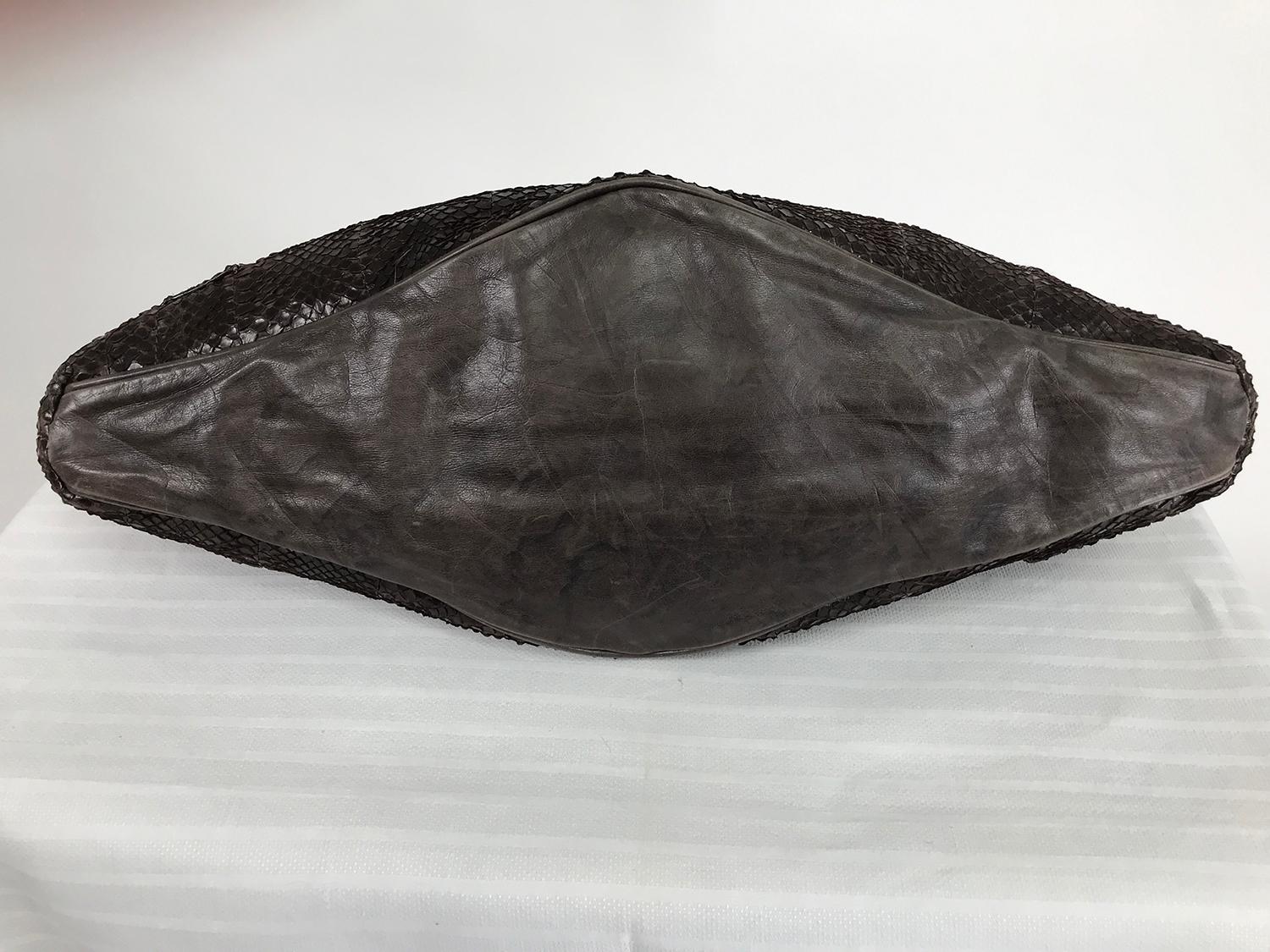 R & Y Augousti Paris - Grand sac à bandoulière en peau de serpent marron avec clous argentés en vente 2