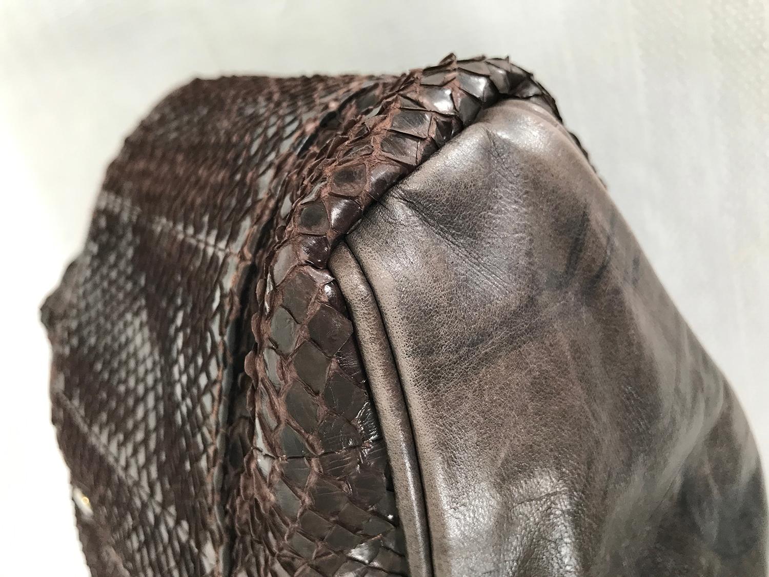 R & Y Augousti Paris - Grand sac à bandoulière en peau de serpent marron avec clous argentés en vente 3