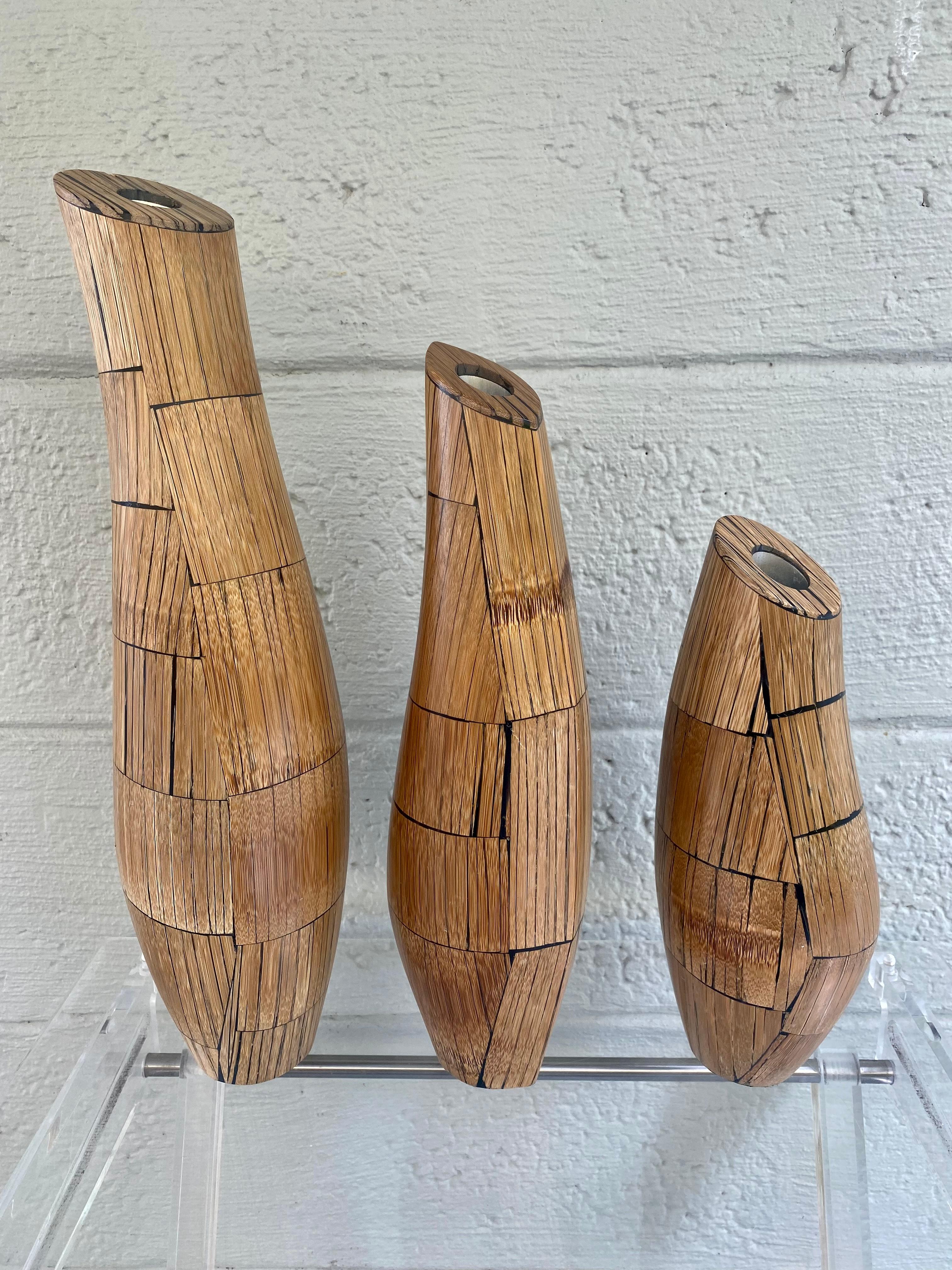 R&Y Augousti Paris, Skulpturale Vasen aus Bambus und Rattanholz mit Intarsien, 3er-Set (Braun) im Angebot