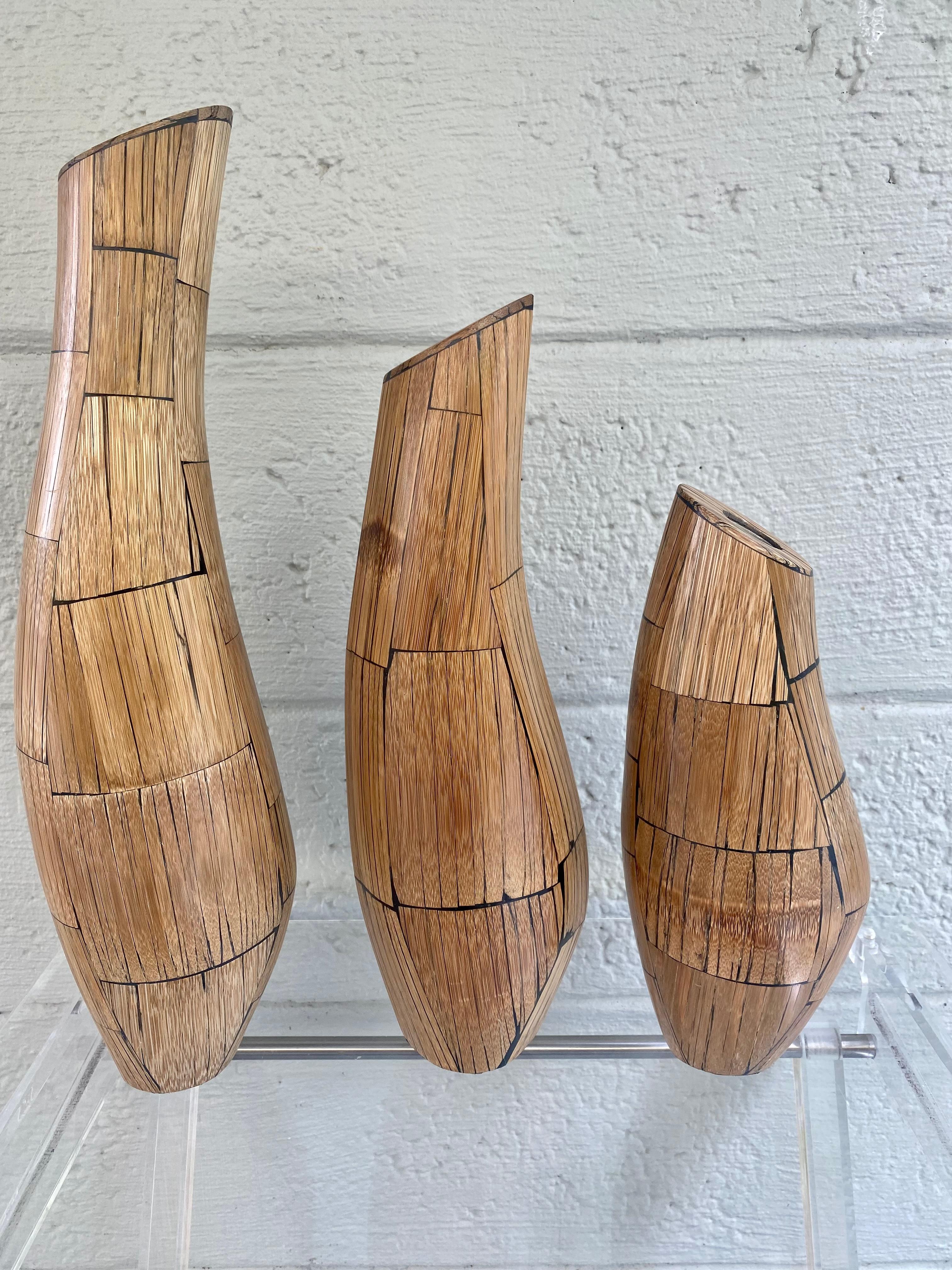 R&Y Augousti Paris, Skulpturale Vasen aus Bambus und Rattanholz mit Intarsien, 3er-Set für Damen oder Herren im Angebot