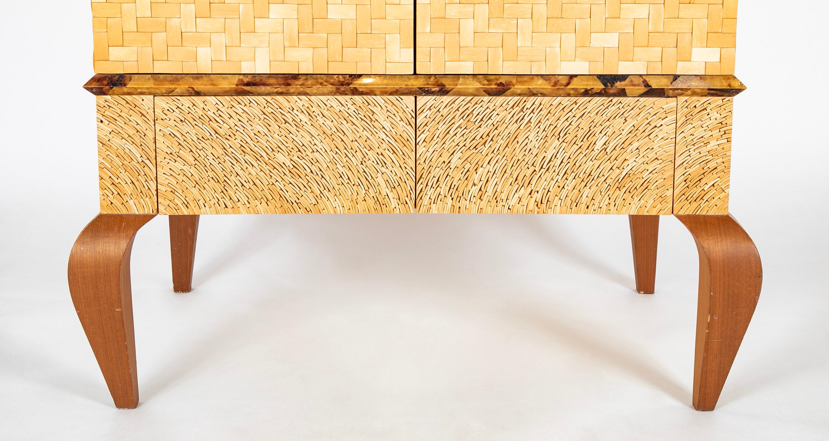 R & Y Augousti Stil Lackierter Bambus, Federschale und Eierschalenschrank  (20. Jahrhundert) im Angebot
