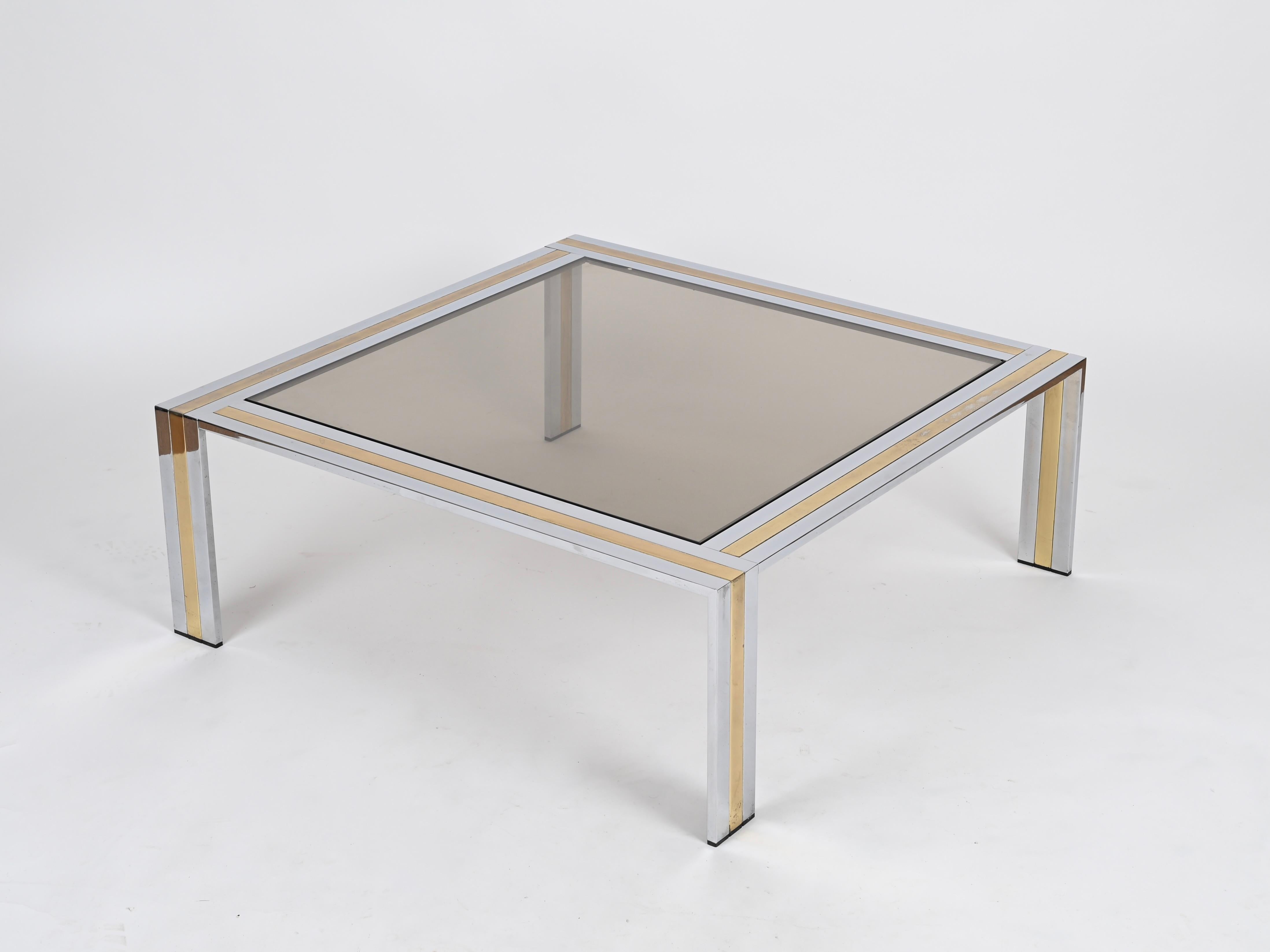 Mid-Century Modern Grande table basse carrée R. Zevi en laiton, chrome et verre fumé, Italie 1970 en vente