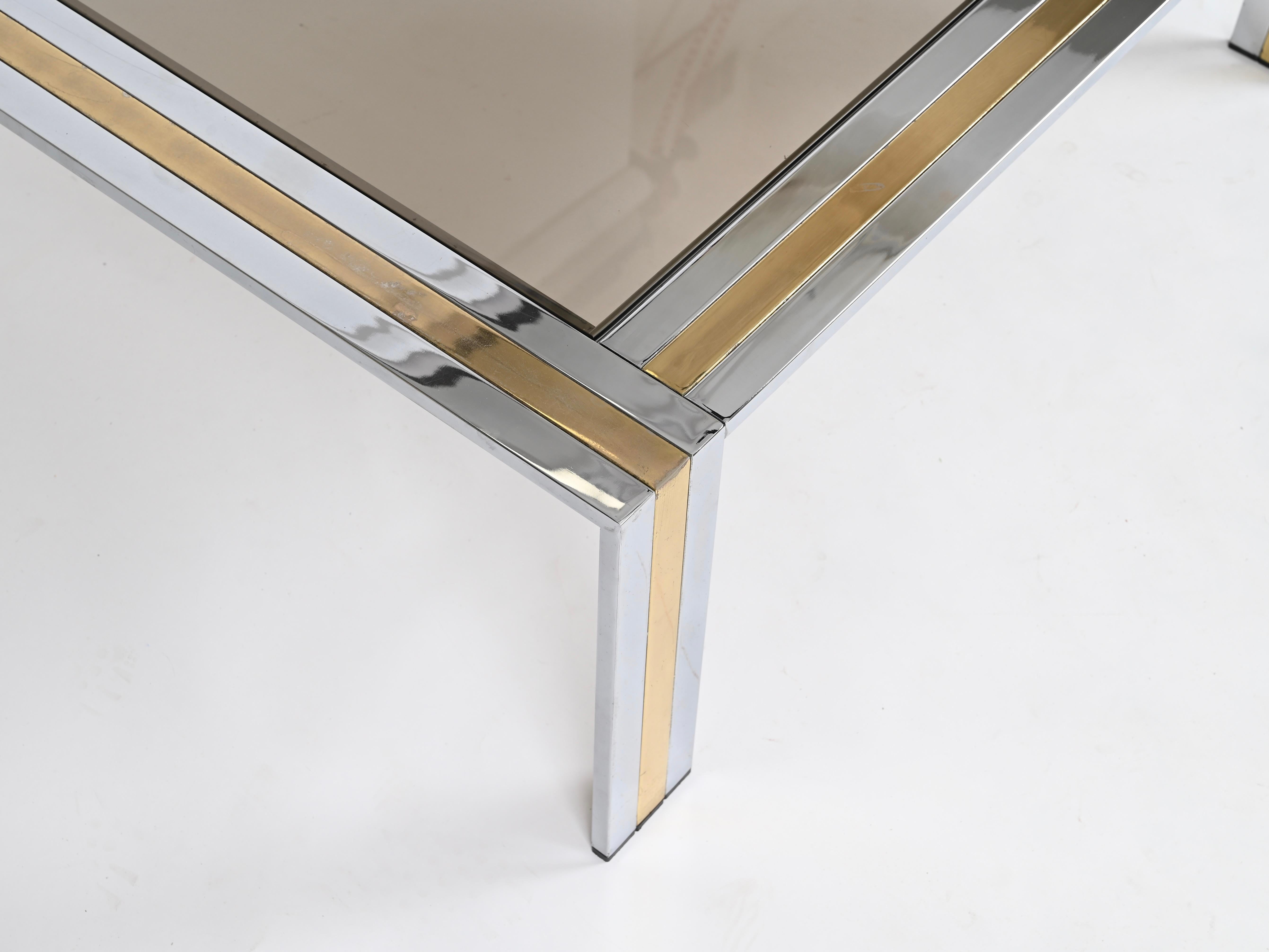italien Grande table basse carrée R. Zevi en laiton, chrome et verre fumé, Italie 1970 en vente