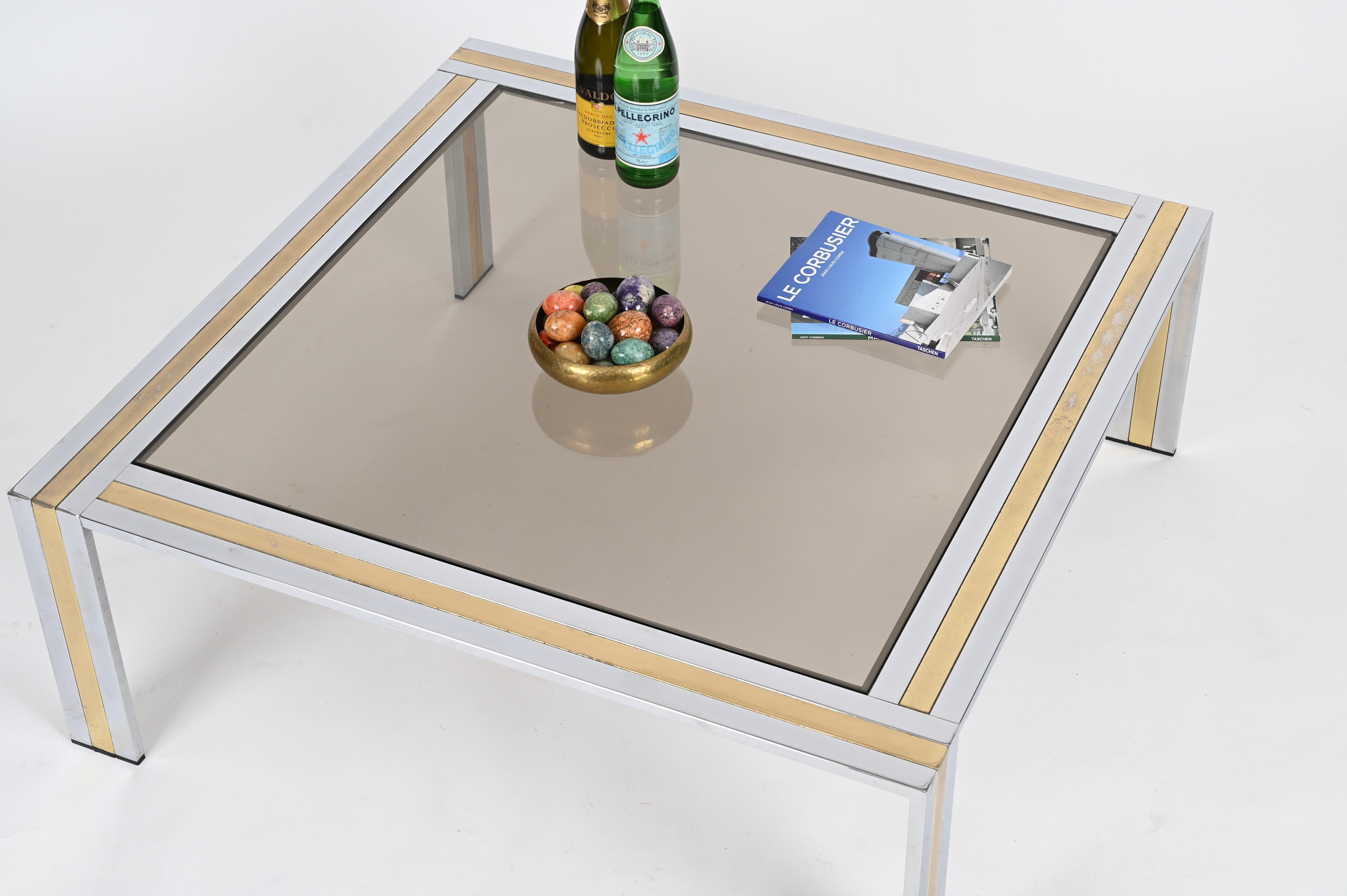 Laiton Grande table basse carrée R. Zevi en laiton, chrome et verre fumé, Italie 1970 en vente