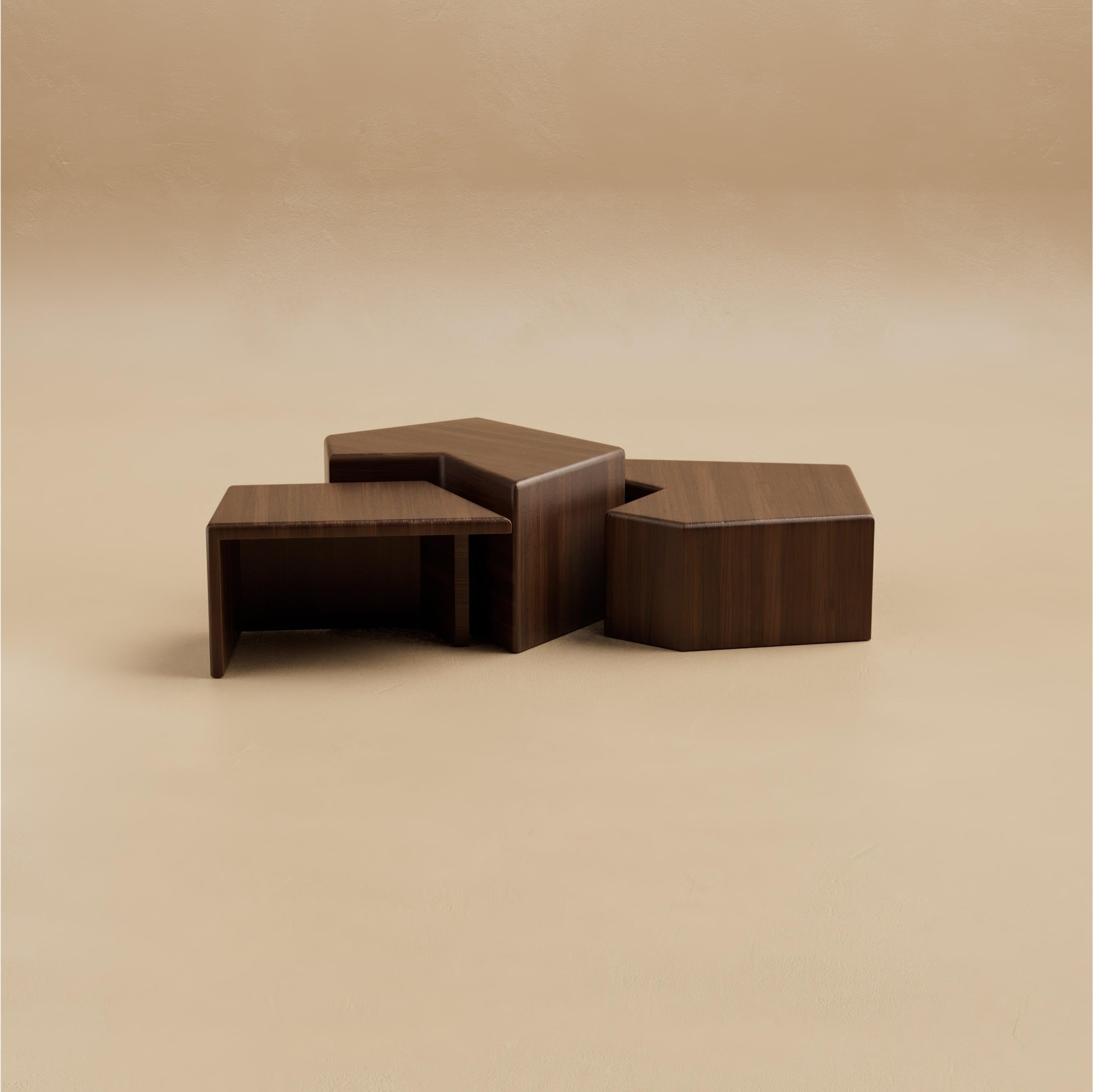 R.01 Stone Cocktail Tables / Juego de 3 / Nogal tallado by Lusano Estadounidense en venta