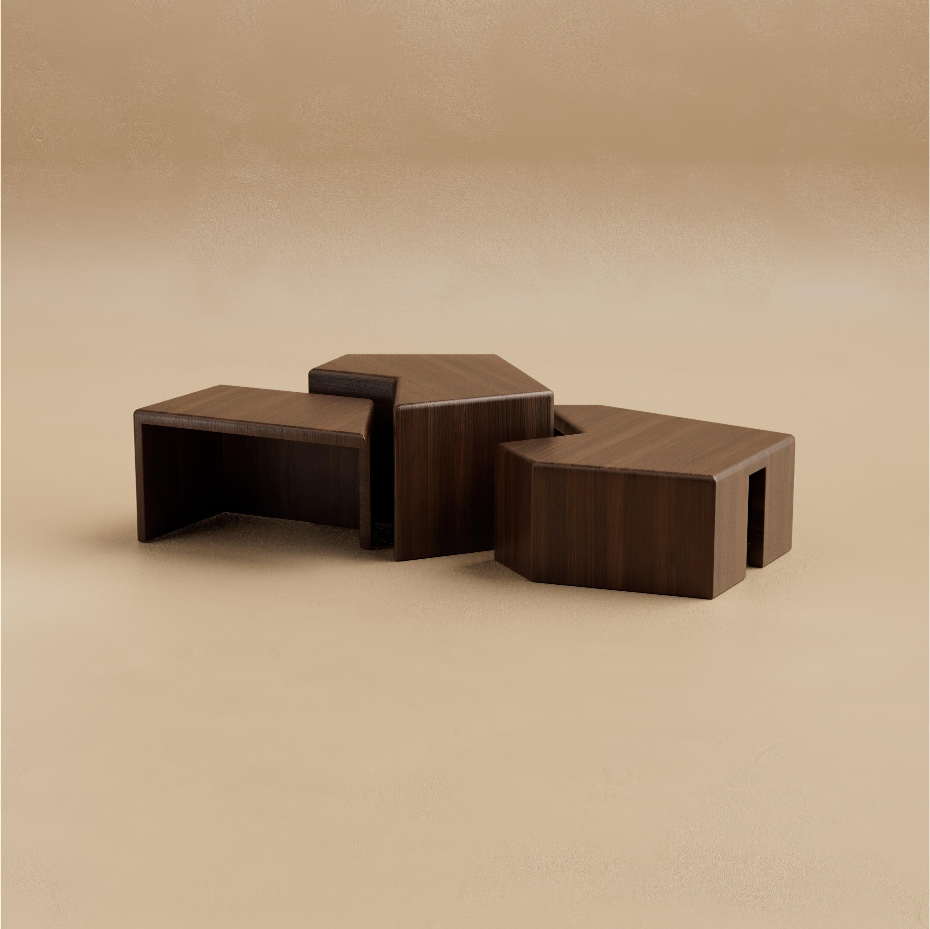 R.01 Stone Cocktail Tables / Juego de 3 / Nogal tallado by Lusano Tallado a mano en venta