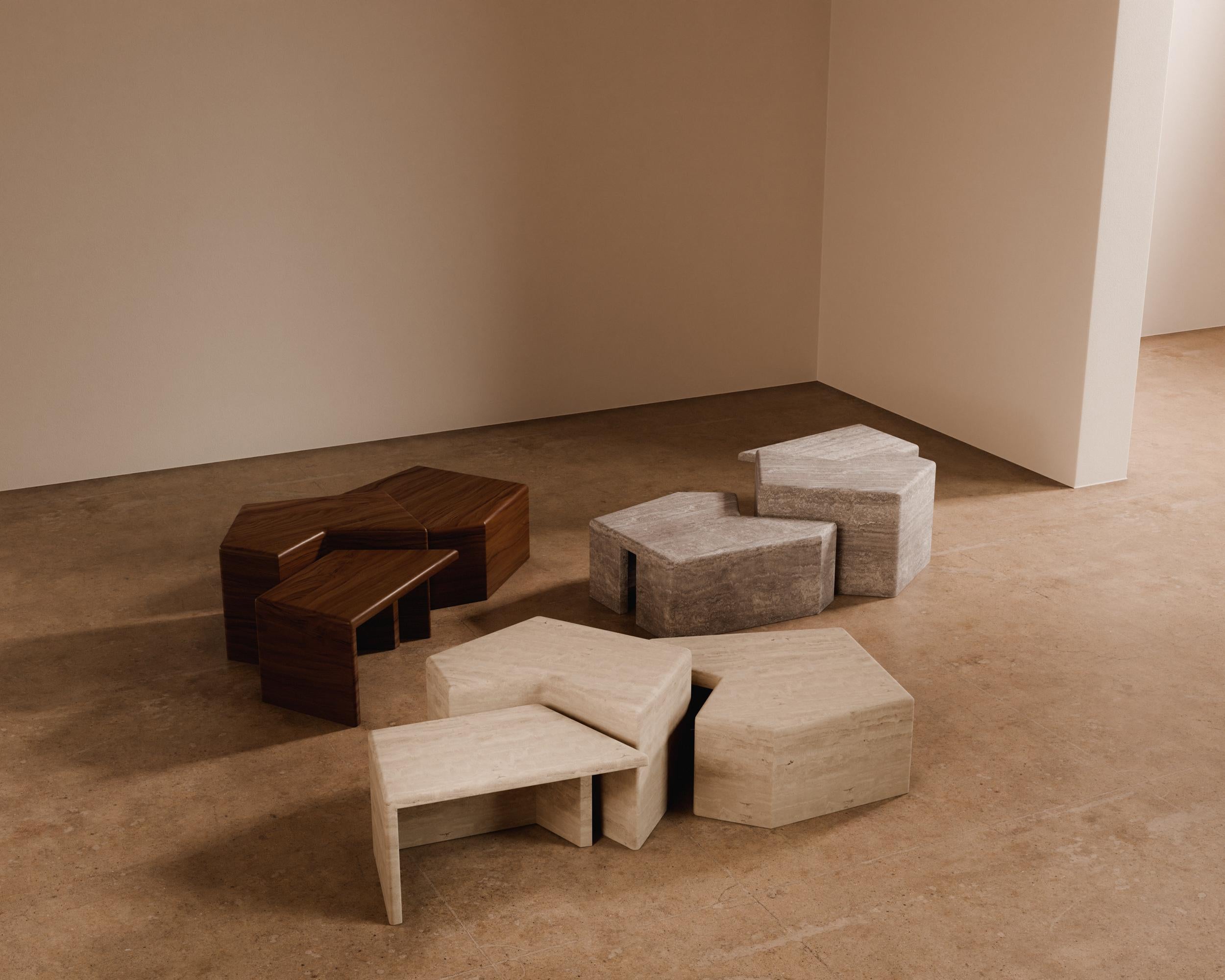 R.01 Stone Cocktail Tables / Juego de 3 / Nogal tallado by Lusano en Nuevo estado para la venta en West Hollywood, CA