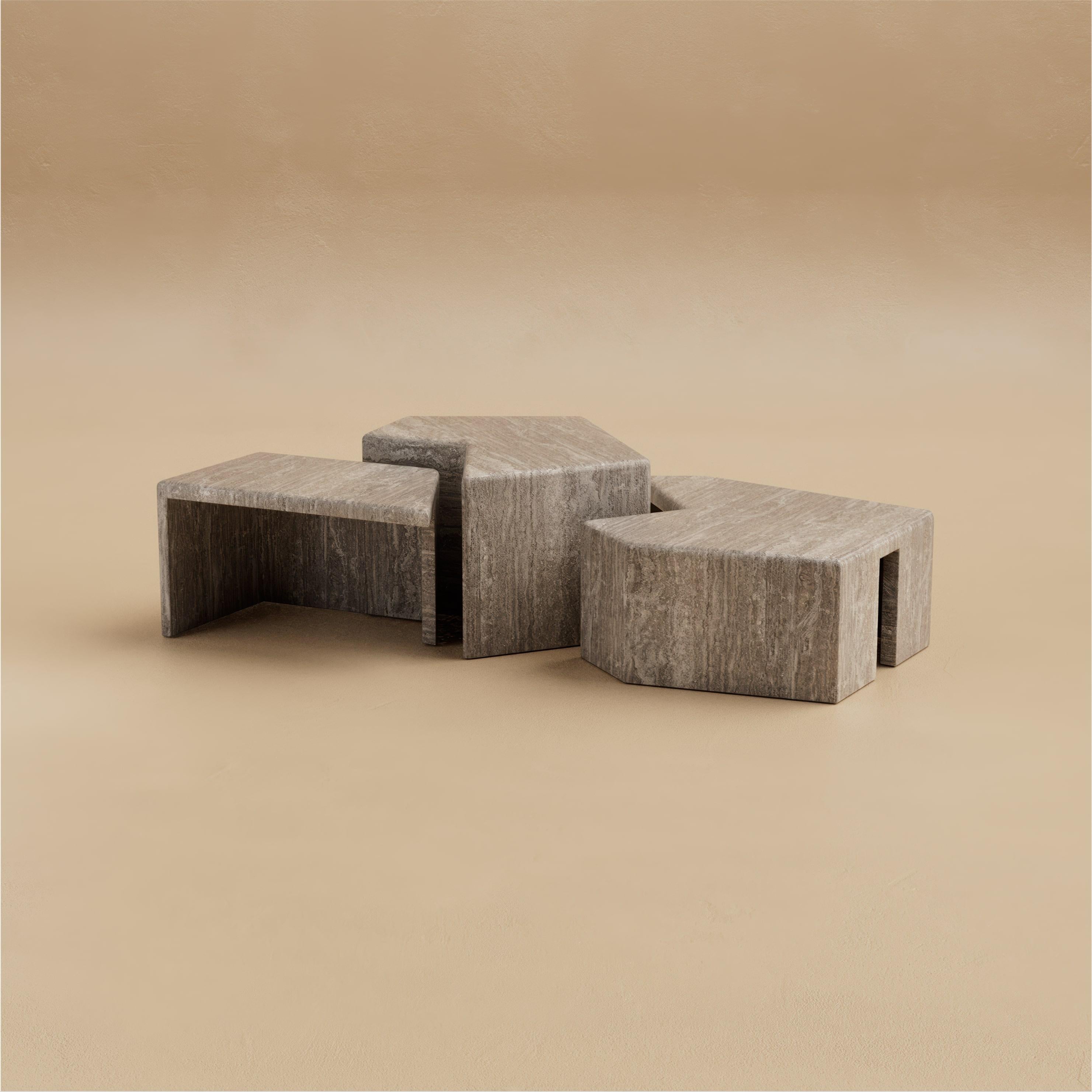 Organico moderno R.01 Cocktail Tables in pietra / Set di 3 / Travertino argento di Lusano in vendita
