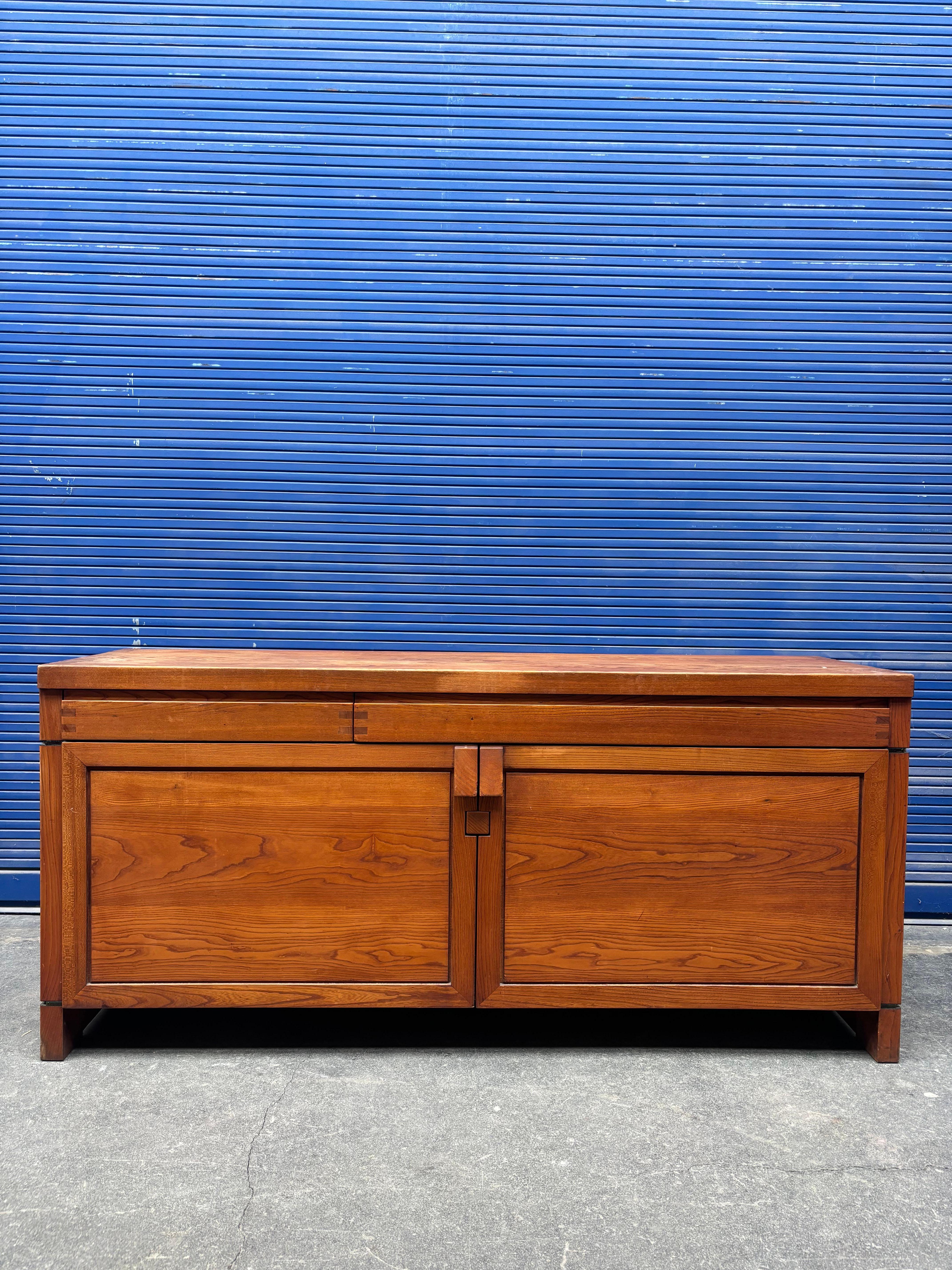 Be.Jolie bahut R08 par Pierre Chapo, 
Belle patine. 