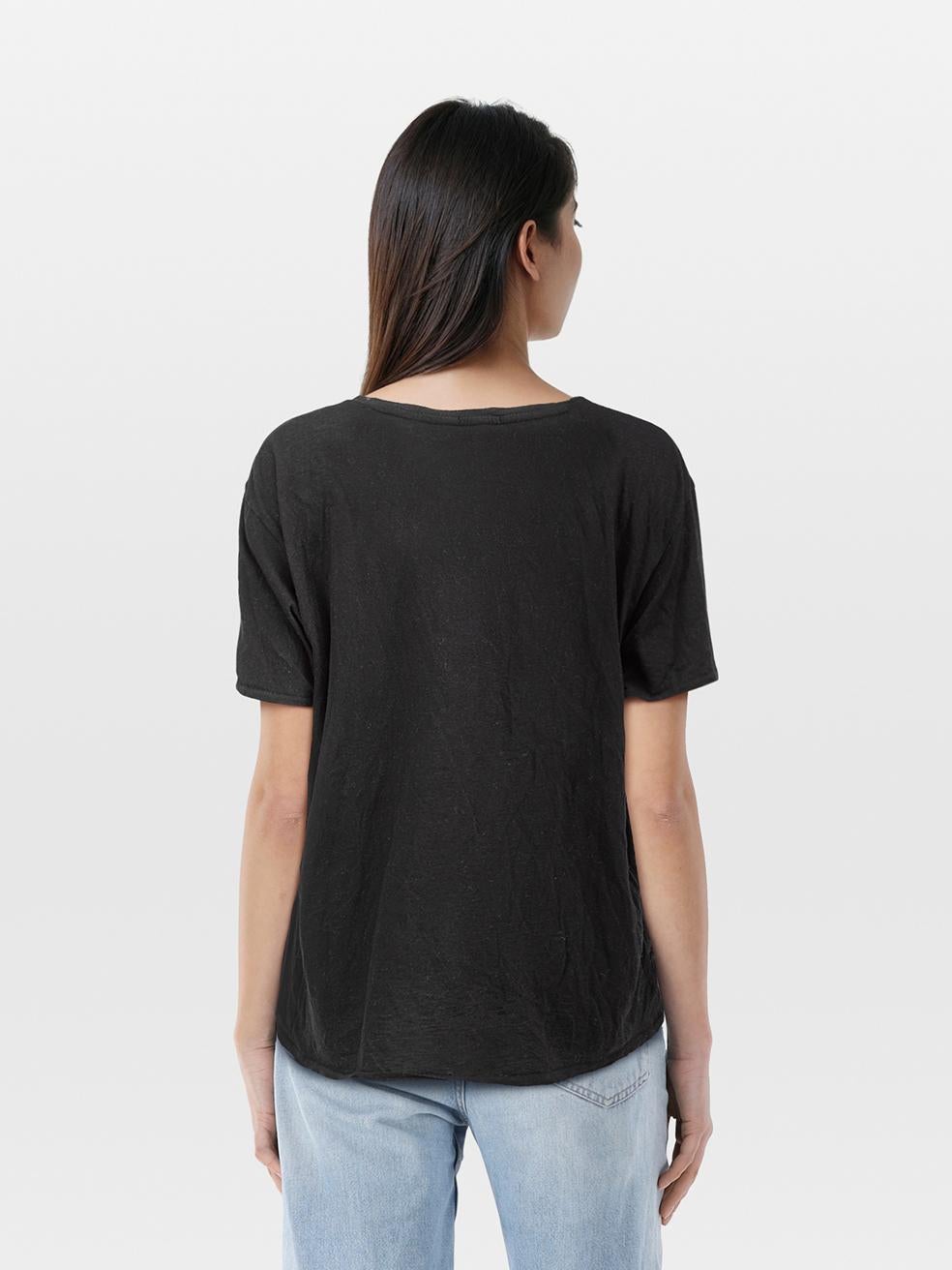 El ESTADO es Muy bueno. Se aprecia un desgaste mínimo en la parte superior. El tejido de esta prenda de segunda mano de diseño R13 está lleno de bolitas.
 

 Detalles
 

 

 Negro
 

 Algodón
 

 Camiseta
 

 Manga corta
 

 Detalle estampado