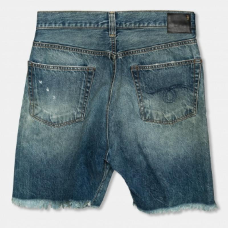 Mettez votre garde-robe à jour avec ce short de R13. Conçu pour une coupe confortable et un look élégant, ce short en jean bleu présente une fermeture asymétrique sur le devant, cinq poches et des bords effilochés. Portez le vôtre avec un t-shirt