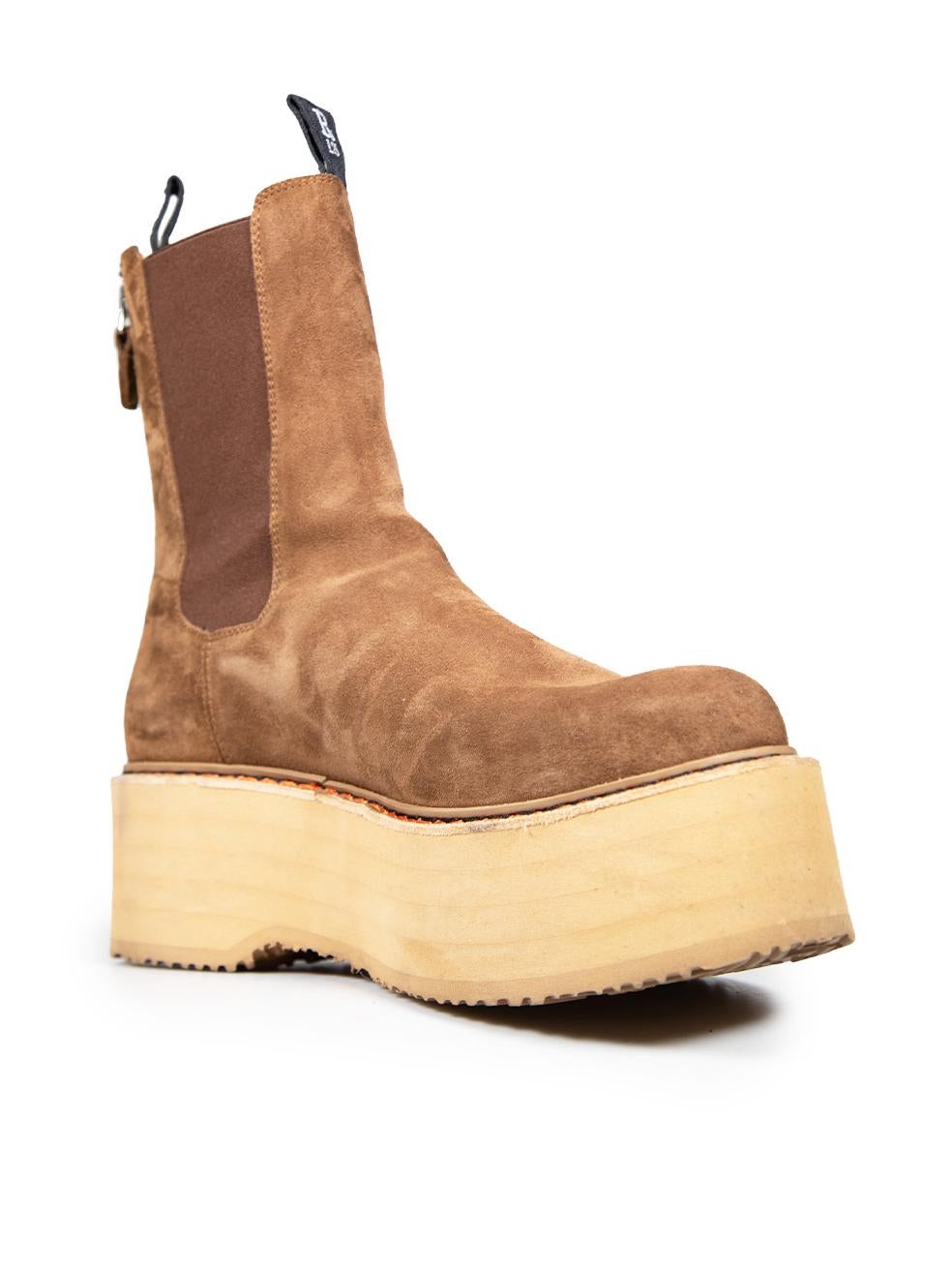 El ESTADO es Muy bueno. Las botas presentan un desgaste mínimo. Decoloración alrededor del borde de las suelas en ambos zapatos de este artículo de reventa de diseño R13.
  
  
  
  Detalles
  
  
  Model No: Doble pila
  
  Marrón
  
  Ante
  
 