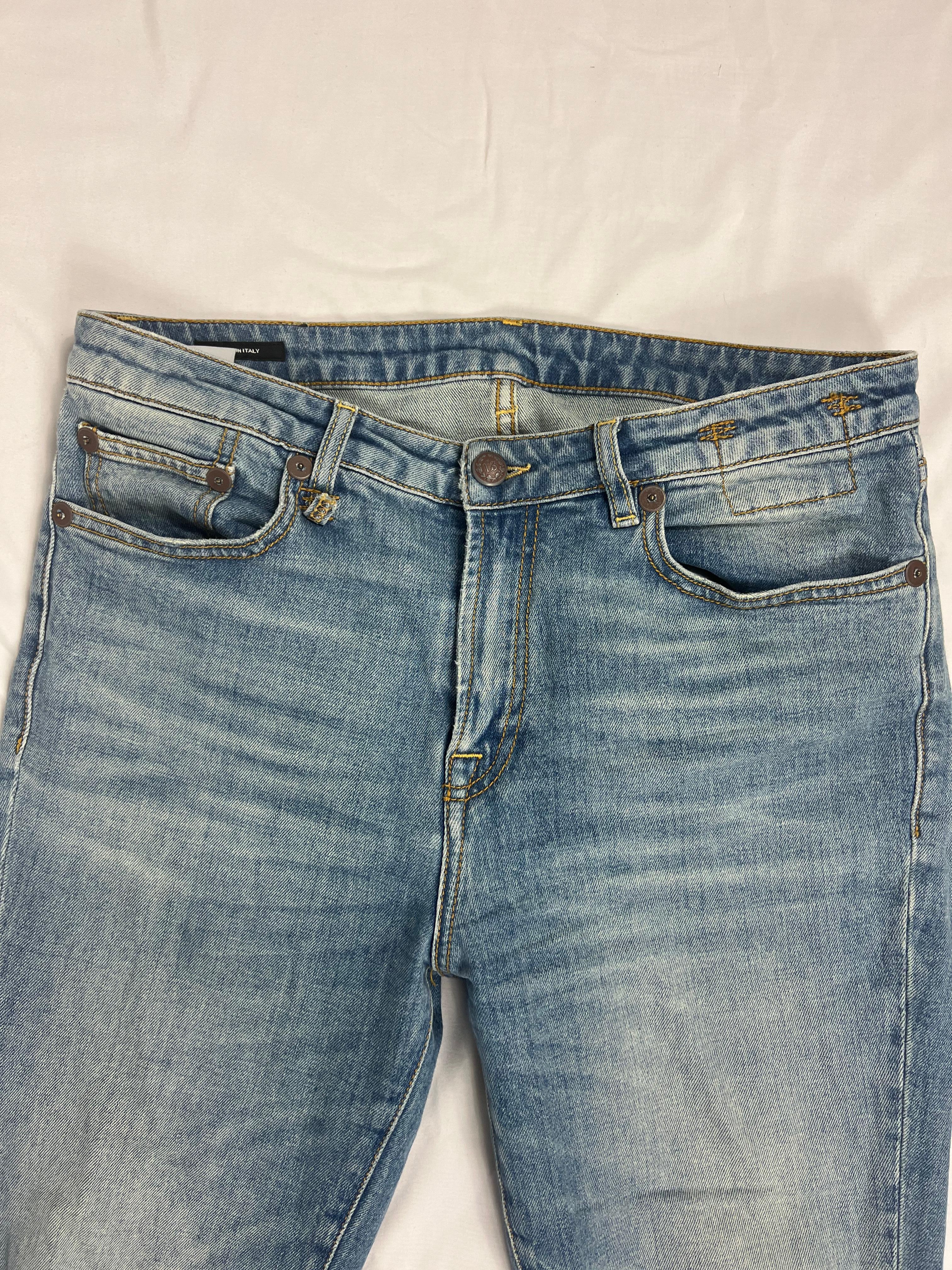 R13 Drew Stretch Kick Fit Denim Jeans, Größe 28

- Mittlere Erhöhung
- Hellblaue Denim-Waschung
- Distressed-Design auf der Vorderseite
- Flare-Stil
- Hergestellt in Italien 