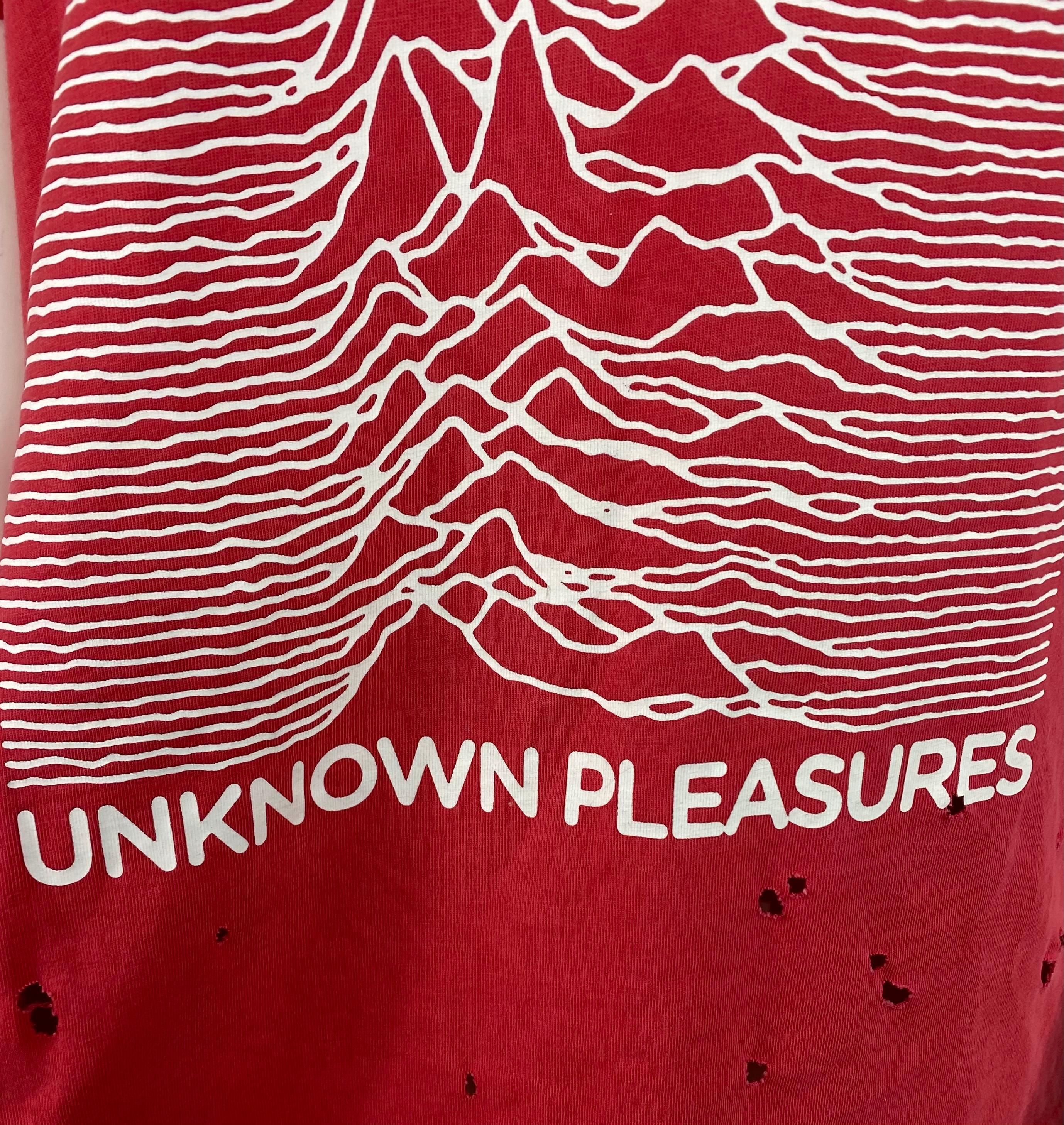 Product details:

The t-shirt features an album ('Unknown Pleasures