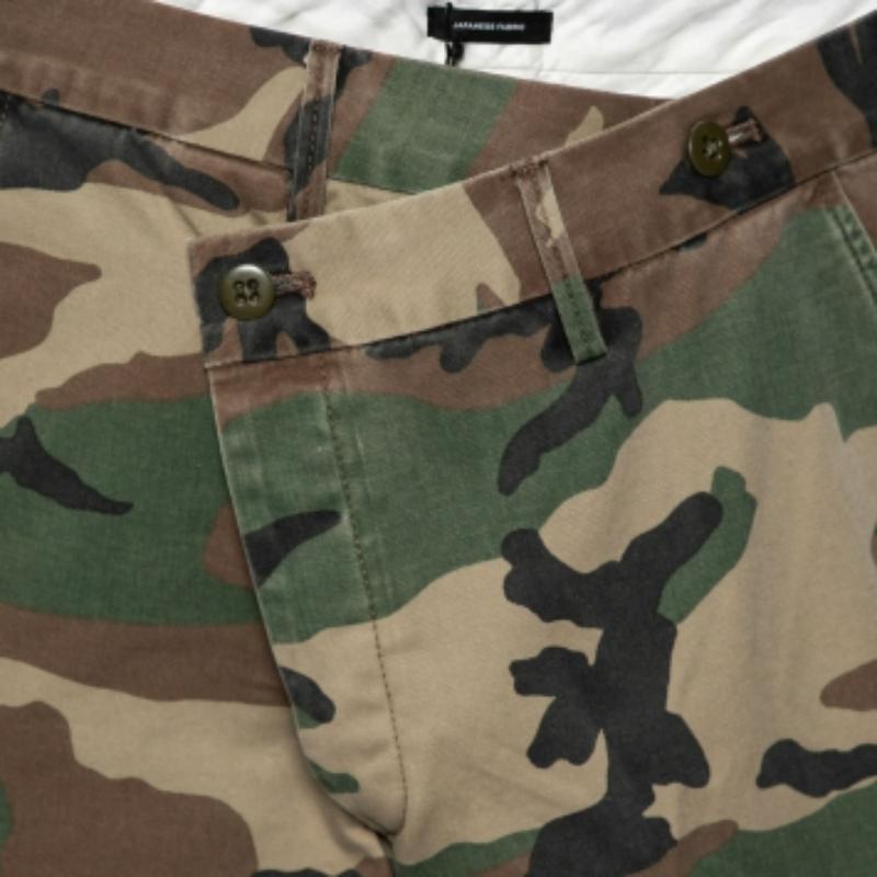Egal, ob du einfach nur faulenzen oder Besorgungen machen willst, diese R13 Basketball-Shorts sind eine stylische Wahl und sorgen dafür, dass du dich den ganzen Tag lang wohl fühlst. Sie wurde aus hochwertigen Materialien hergestellt und passt gut