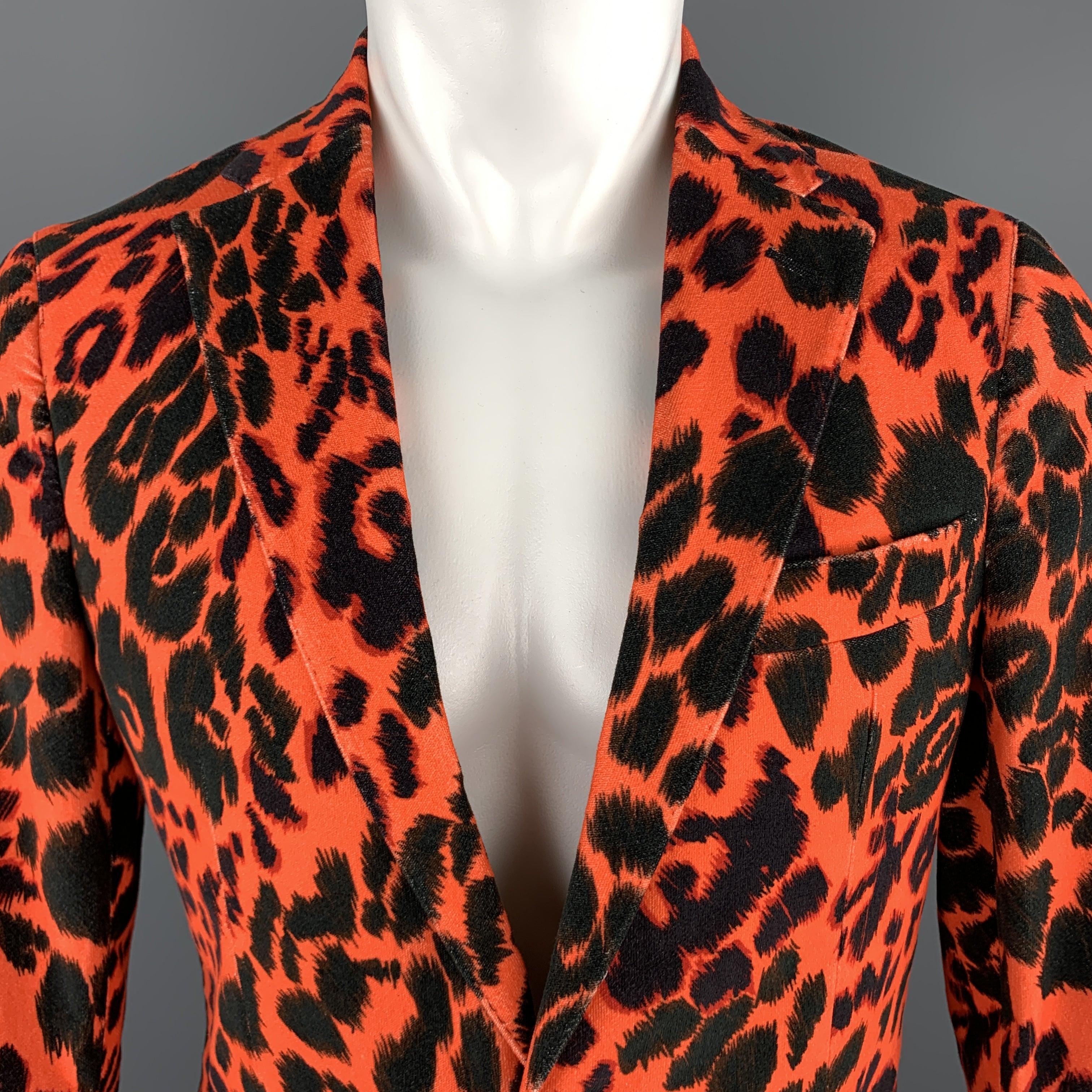 R13
Il cappotto sportivo è in velluto di cotone stampato leopardo retrò arancione e nero, con revers a lancia, monopetto, due bottoni sul davanti e bottoni funzionali sul davanti. Made in USA. Eccellente condizione di usato.
 

Contrassegnato:   US