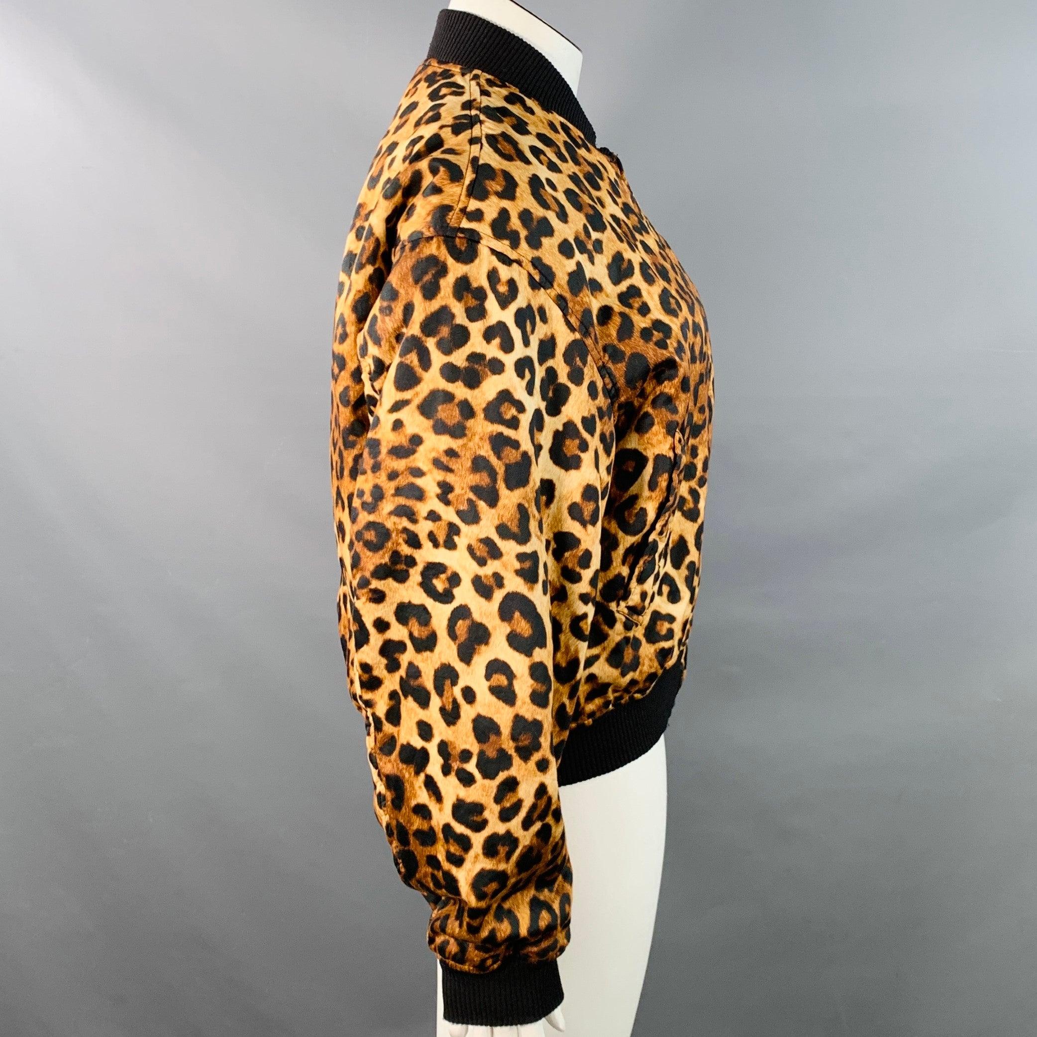Giacca bomber di R13
in cotone marrone e nero, con stampa animalier all over, due tasche e chiusura con zip. 

Contrassegnato:   L 

Misure: 
 
Spalla: 20,5 pollici Busto: 47 pollici Manica: 24 pollici Lunghezza: 23 pollici 
  
  
 
Riferimento Sui