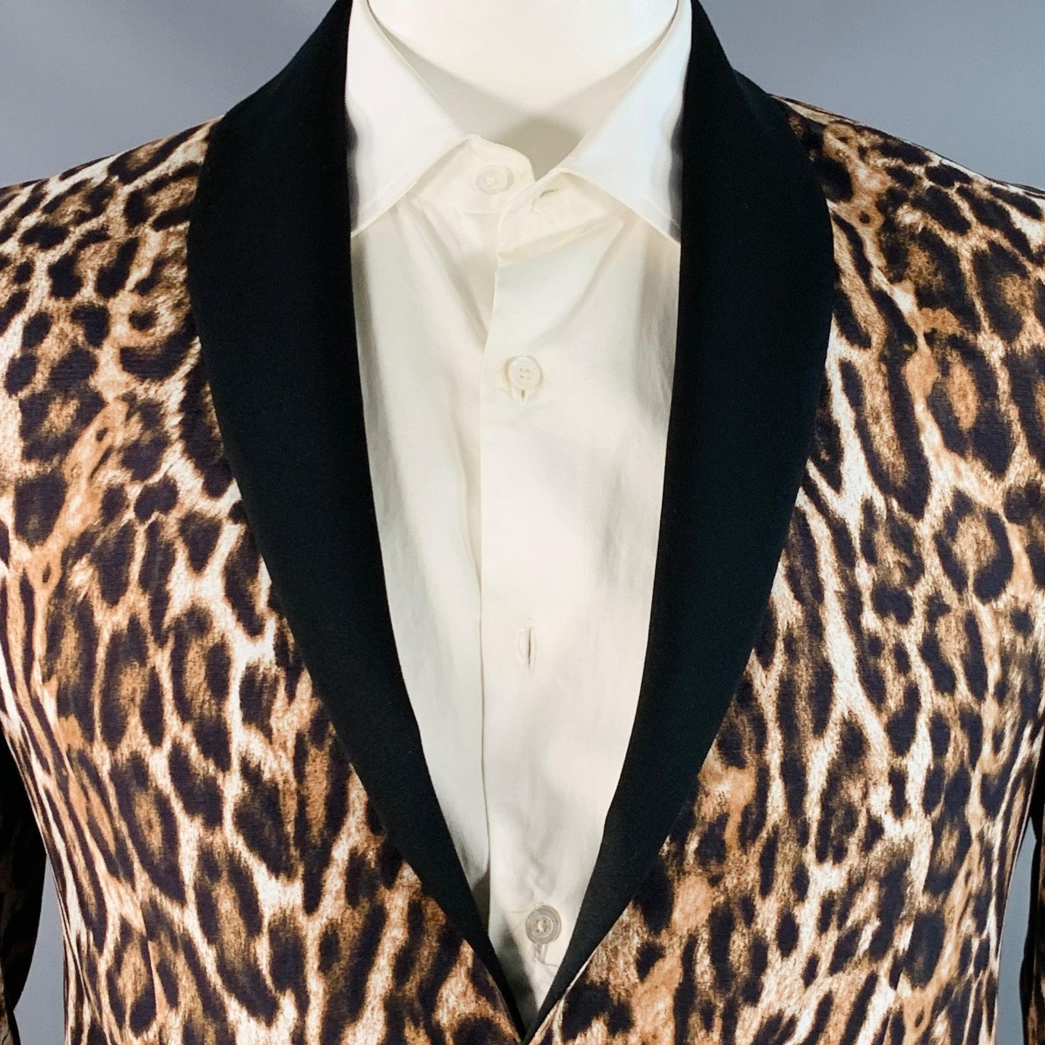 Manteau de sport R13
en viscose marron, noire et blanche, avec un imprimé animalier, un col châle en satin de soie, un dos doublement aéré et une fermeture à bouton unique. Fabriqué aux Etats-Unis. Excellent état. 

Marqué :   L 

Mesures : 
