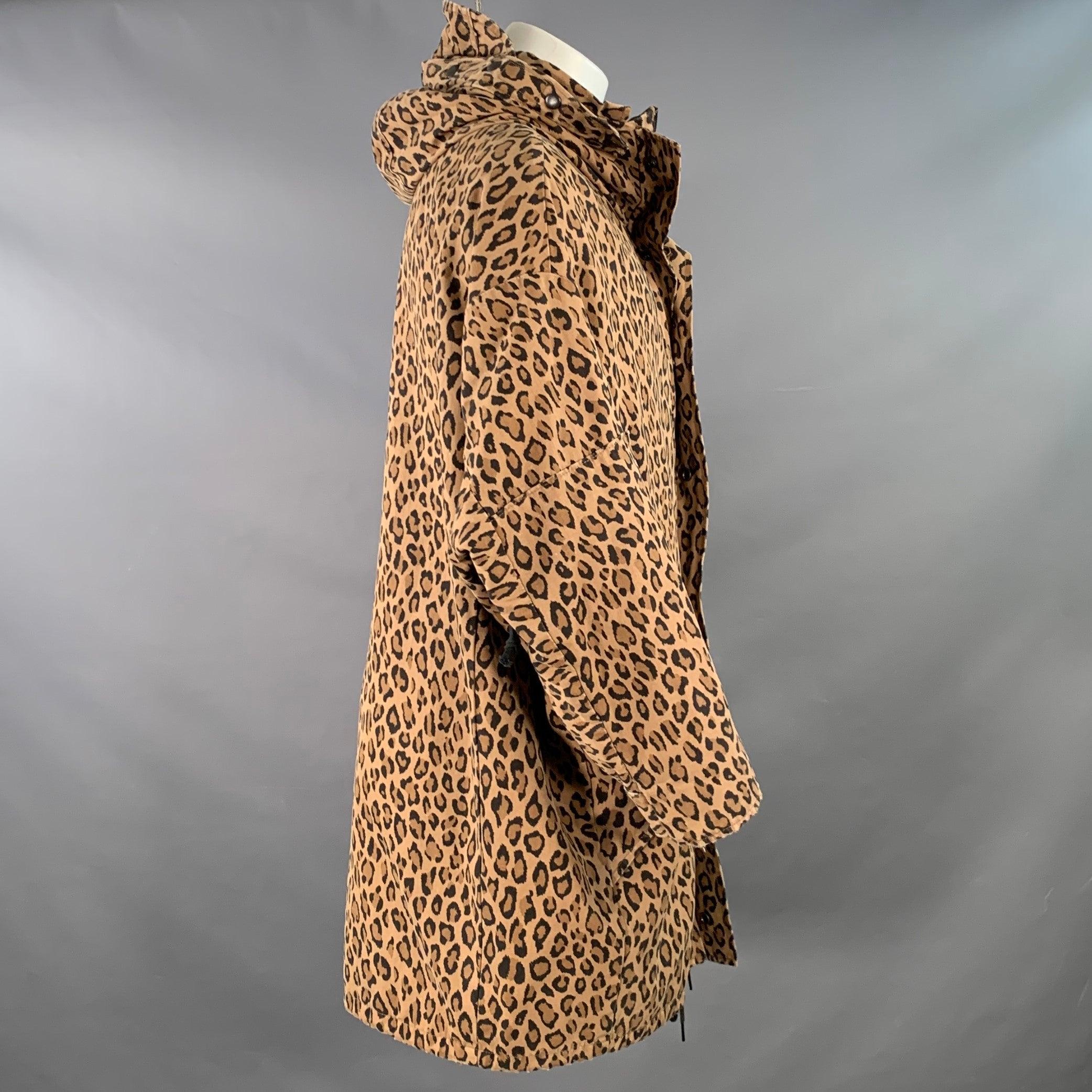 Coates R13
en tissu tissé beige et noir, avec un imprimé animalier, une coupe surdimensionnée et une fermeture à glissière. Fabriqué avec du tissu japonais. Très bon état d'occasion. Signes mineurs d'usure. 

Marqué :   taille non indiquée 

Mesures