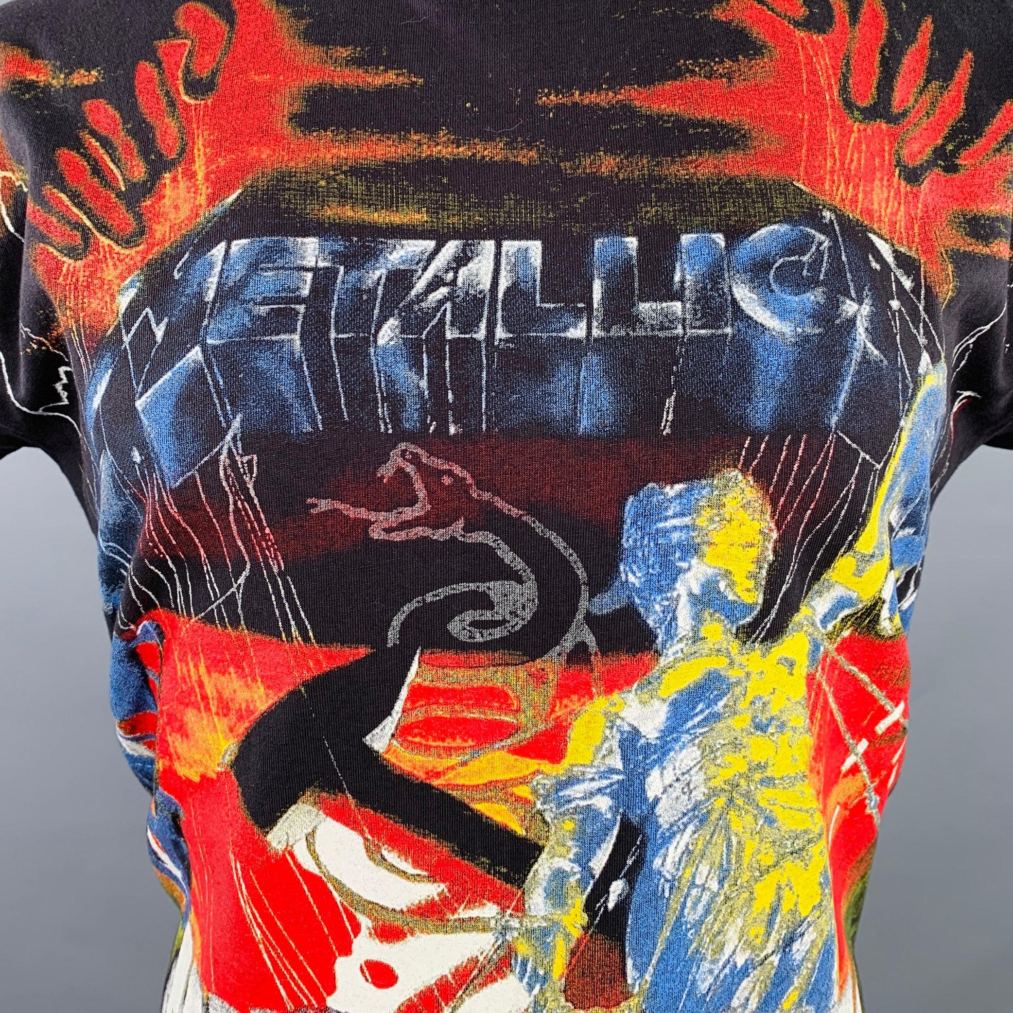 Camiseta R13
en jersey de algodón negro con estampado gráfico multicolor de Metallica, manga corta y cuello redondo. Excelente estado de conservación. 

Marcado:   XS 

Medidas: 
 
Hombro: 20 pulgadas Pecho: 40 pulgadas Manga: 6,25 pulgadas