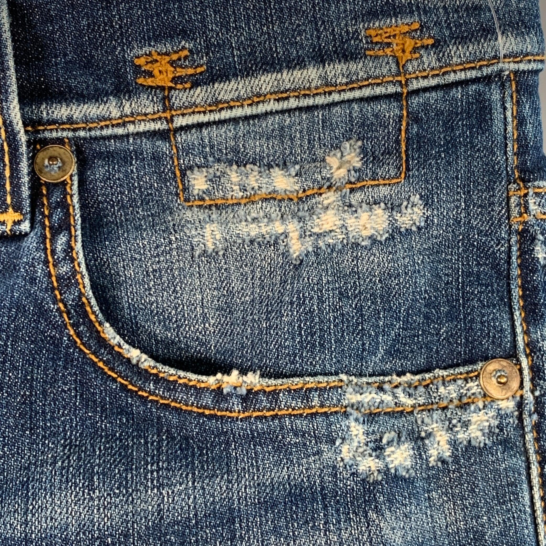 Vaqueros R13 SKATE SS15
en tejido vaquero azul con mezcla de algodón elástico, estilo desgastado, pernera estrecha y cremallera en la bragueta. Excelente estado de conservación.  

Marcado:   31 

Medidas: 
  Cintura: 31 pulgadas Altura: 9,25