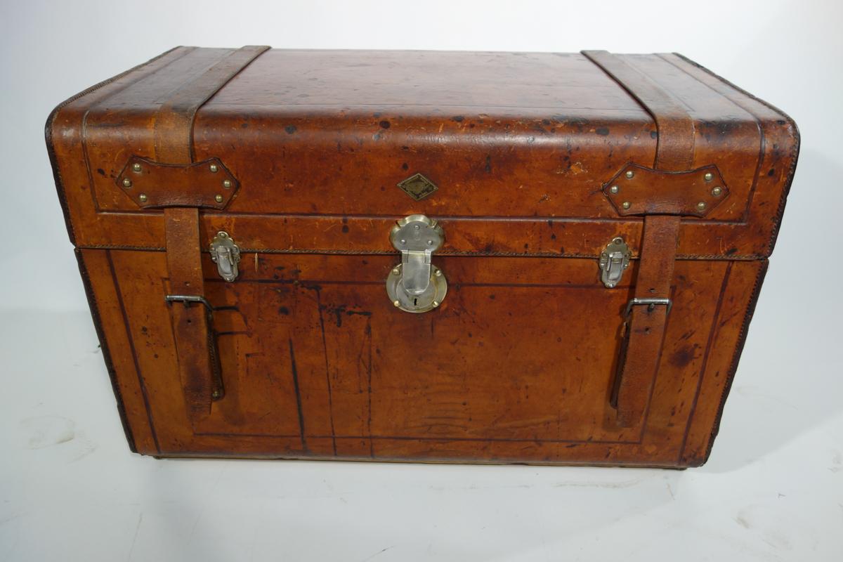 R1547 Russian Leather Trunk In Good Condition For Sale In Haguenau, FR