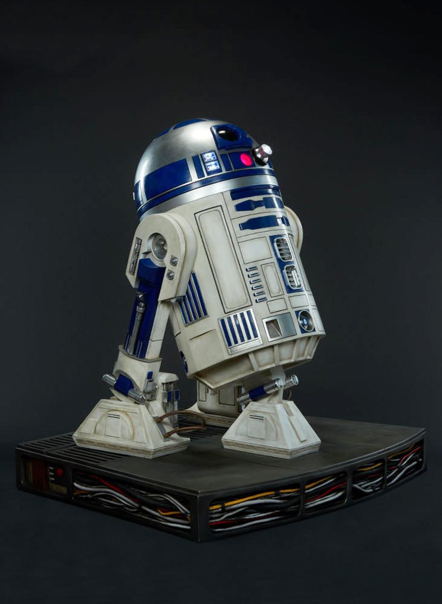 Sculpture R2D2 life size model star wars.
Set upon a millennium falcon base.
sculpted in resin and with accurate lights and sounds.
With rotative head dome. In limited edition.