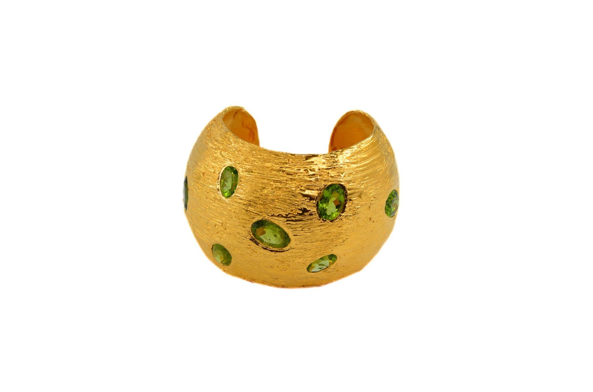 RA Collection Manschette
Vergoldete Bronze mit Peridot-Steinen 
Handgefertigter Wachsausschmelzguß
Ganzflächig mit 24-karätigem Gold überzogene Bronze
Peridots von 31,50 Karat
Einzigartiges Stück 
Spanien 