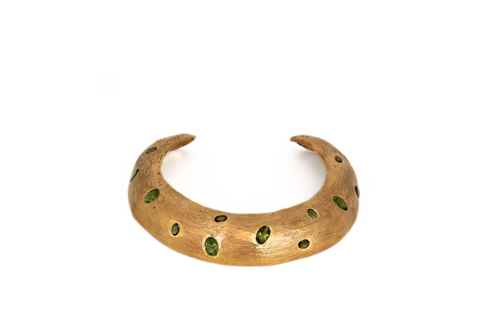 Collana Collection'S 
Bronzo placcato in oro con pietre di peridoto 
Fusione a cera persa fatta a mano
Bronzo placcato in oro 24 carati su tutta la superficie
Peridoti di 20,64 carati
Pezzo unico 
Spagna 