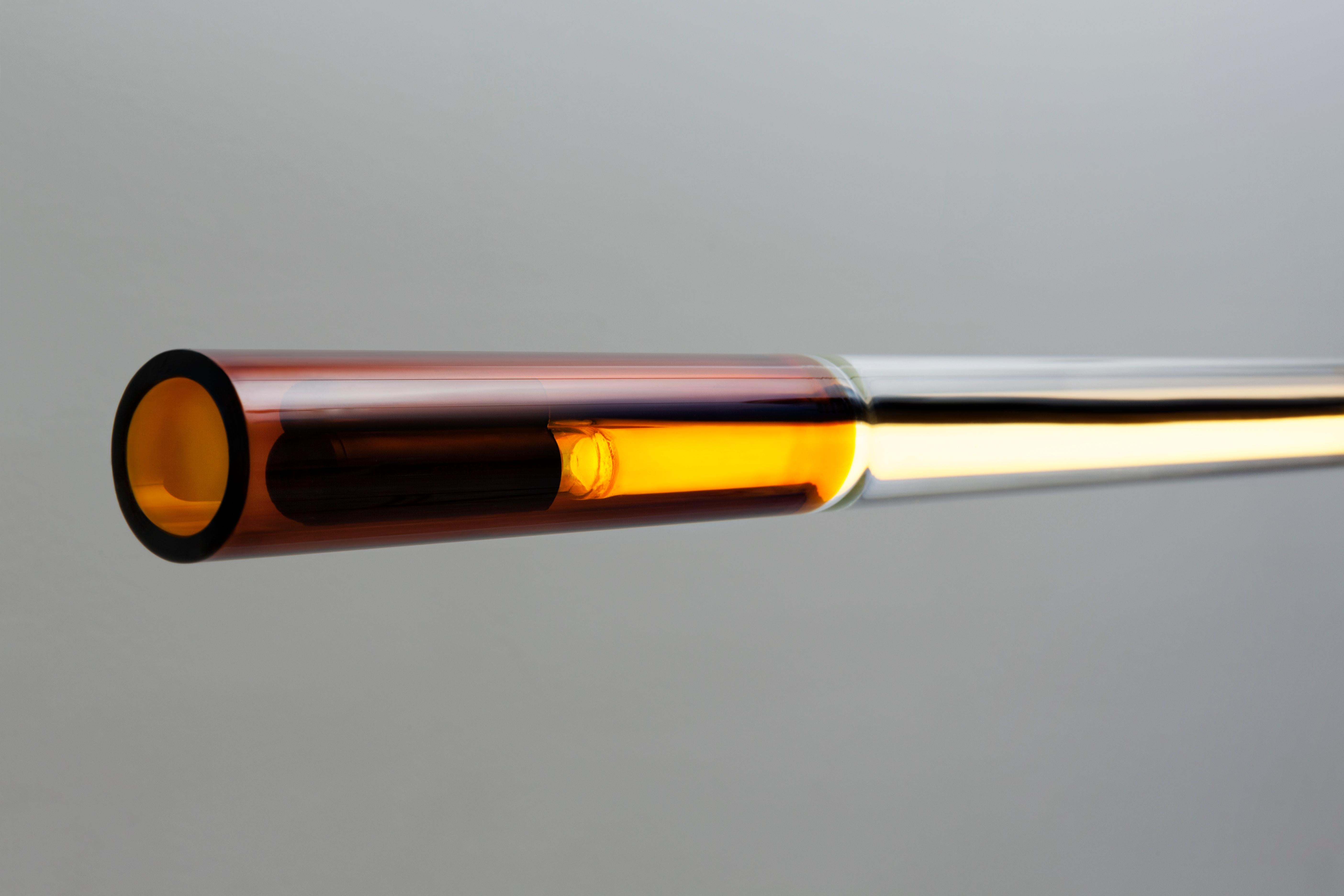 XXI secolo e contemporaneo Sospensione al neon in vetro catodico freddo soffiato a mano Ra Line Brass di Studio d'Armes in vendita