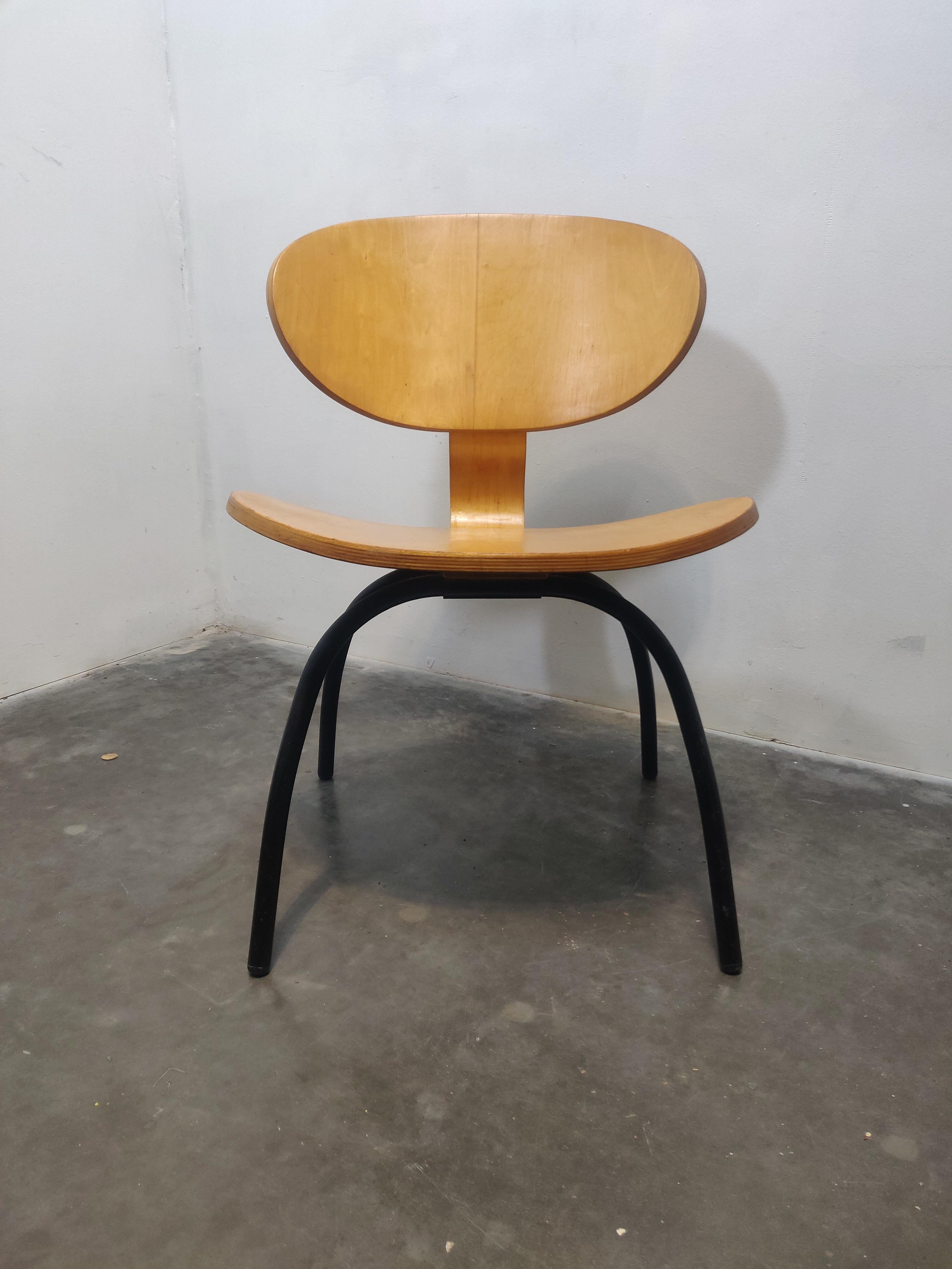 Rää, Sperrholzstuhl aus den frühen 1990er Jahren. Das Design ist inspiriert von dem LCW-Stuhl von Charles & Ray Eames. 