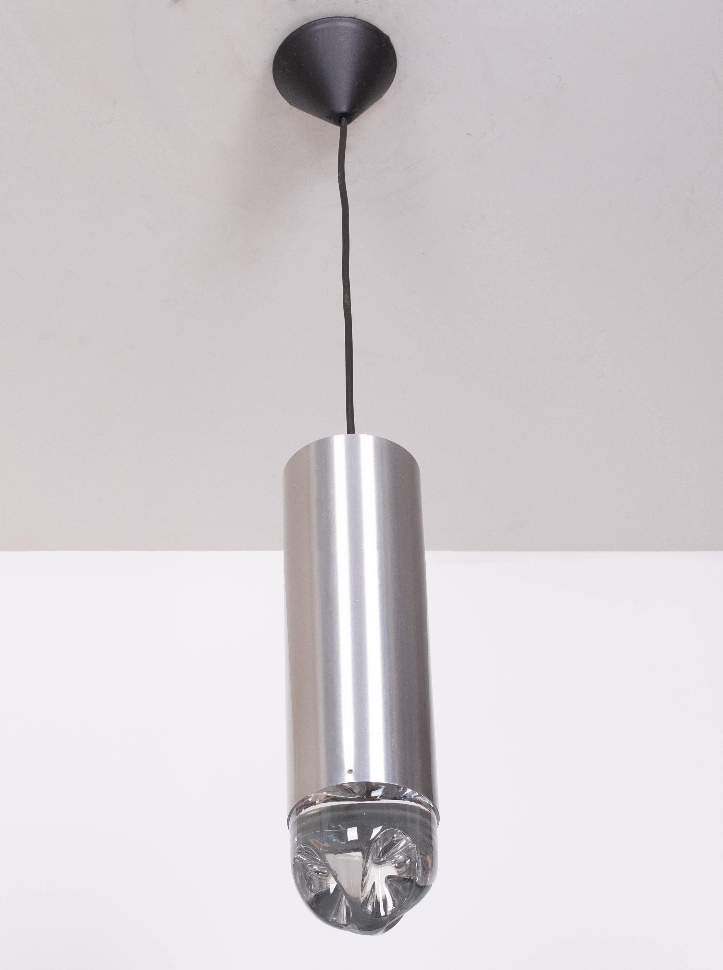 Raak Amsterdam Bullet Pendelleuchte . Aluminiumzylinder .
wird mit einem massiven Kristallglasschirm geliefert.  Dies ist der größte, den sie hergestellt haben.
1960er Jahre Holland 