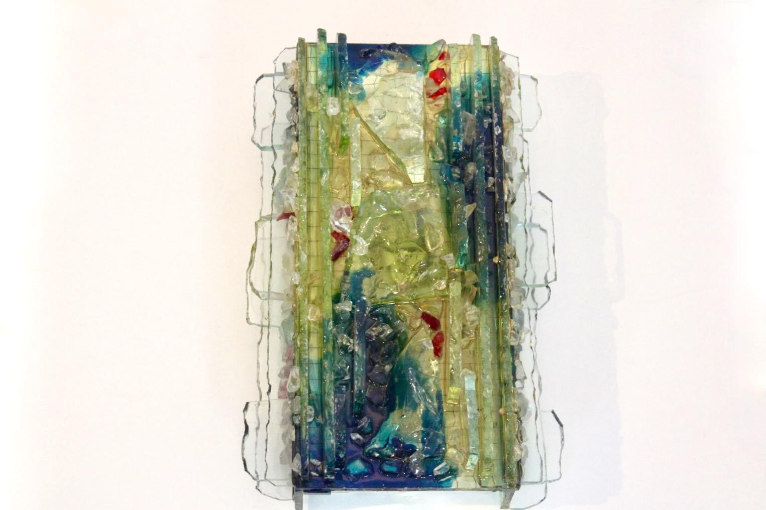 Esta rara lámpara de pared Chartres de Raak, una luminosa composición de cristal y luz, ejemplifica la célebre exploración de la iluminación escultórica del fabricante holandés en la década de 1960. Inspirado en las vidrieras de la catedral de