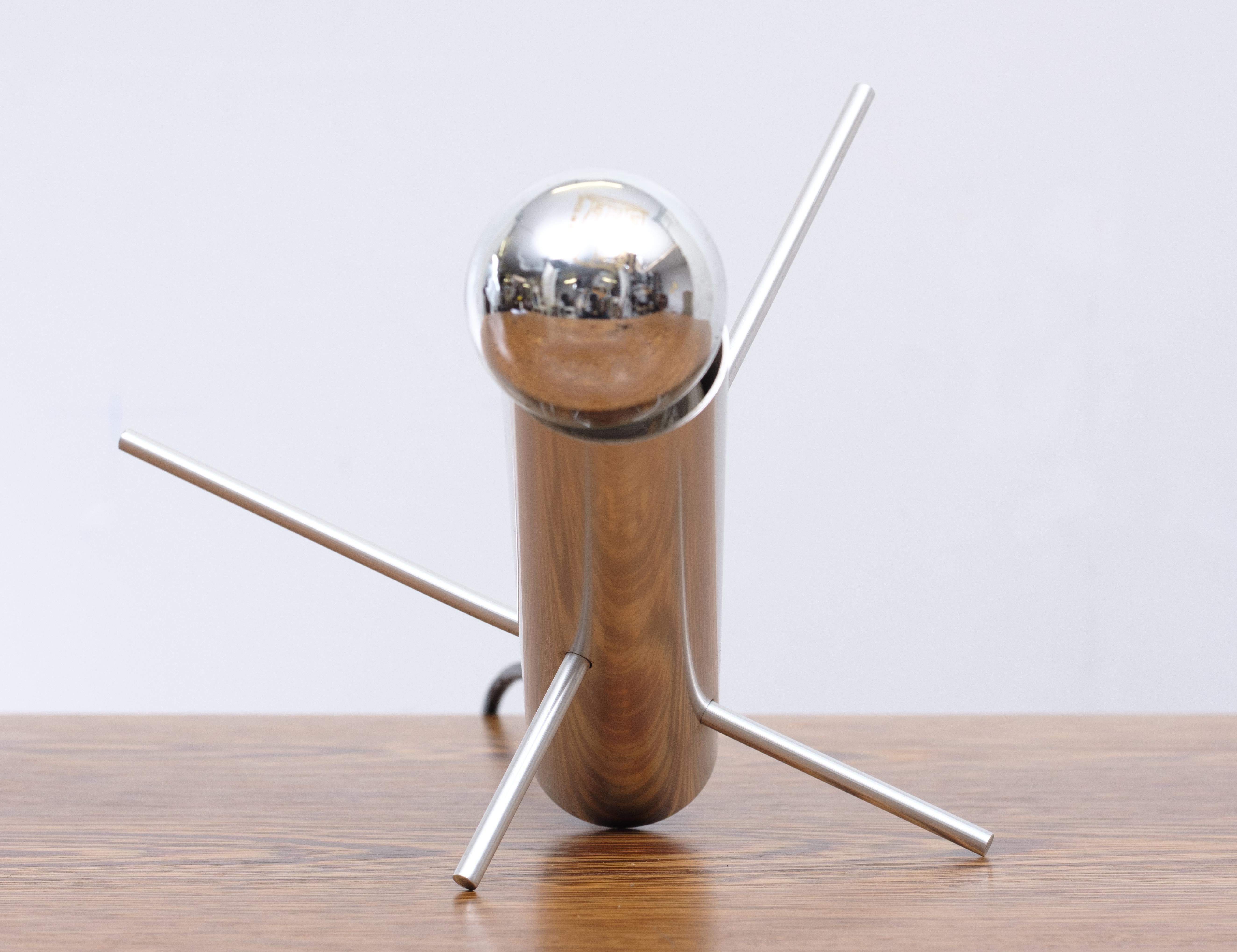 RAAK cricket lamp Model R-60 by Otto Wasch for RAAK, designed in 1962. A rod, two pens, a lamp, could it be simpler? You can adjust the lamp in any desired position by sliding the pins. Manufactured in the Netherlands. Aluminum.