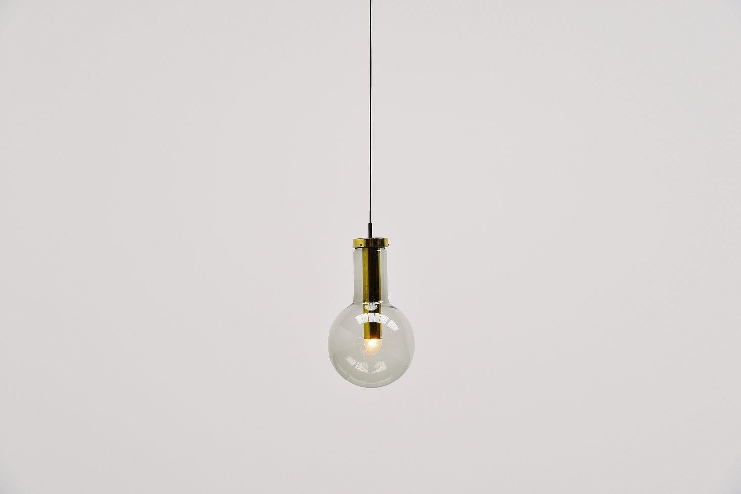Bellissime lampade a sospensione modello Maxi Globe progettate e realizzate da Raak Amsterdam, Paesi Bassi 1965. Questi pendenti hanno una base in ottone con un paralume in vetro fumé. Questa bellissima lampada può essere utilizzata come lampada da