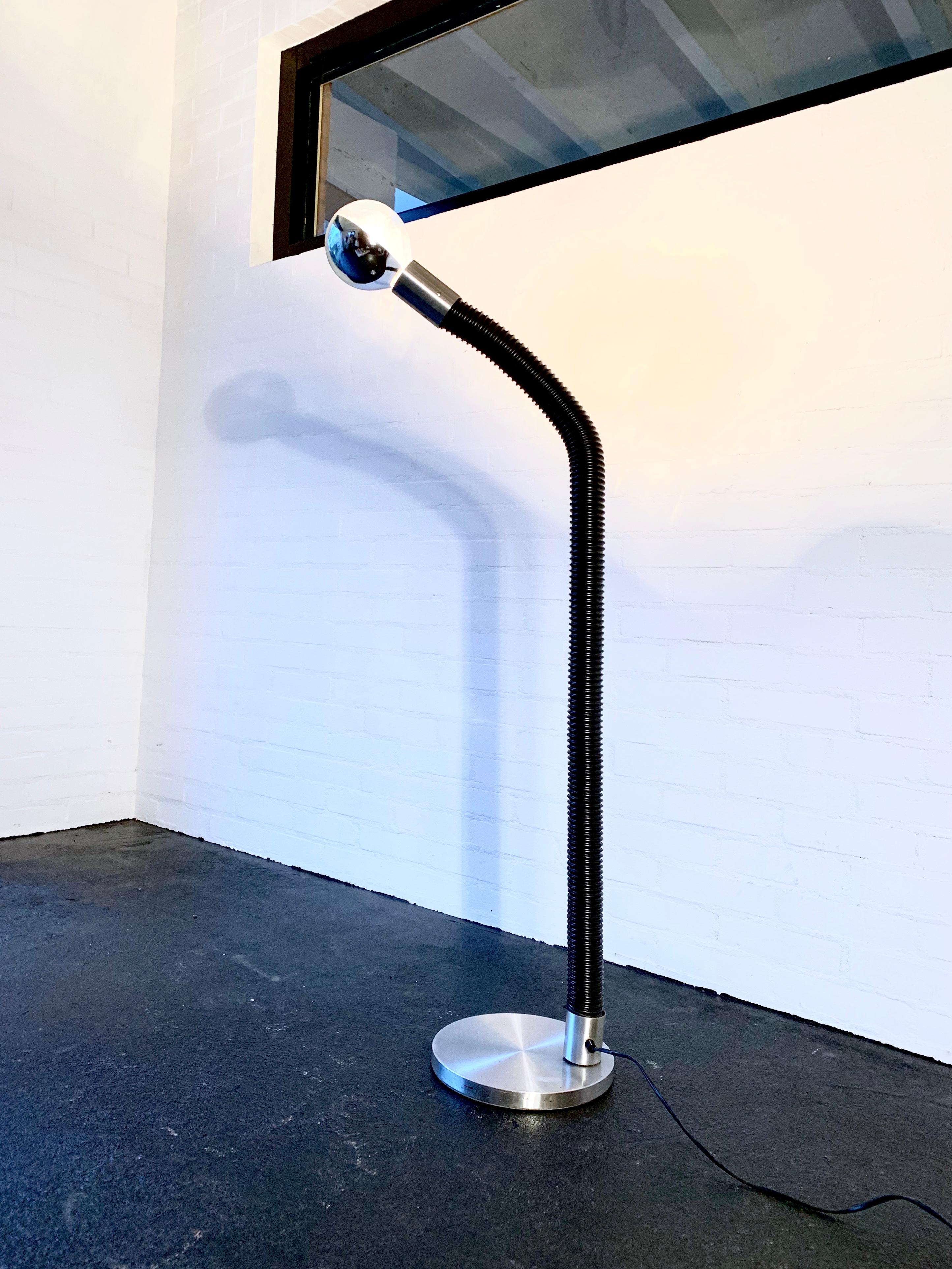 Very rare Raak Cobra floor lamp model D-2139.00 with the original mirror light bulb. It was designed by the Raak design team in 1972. A hose that coils in all positions to the hand of the charmer. there are some small dents on the base of the lamp.