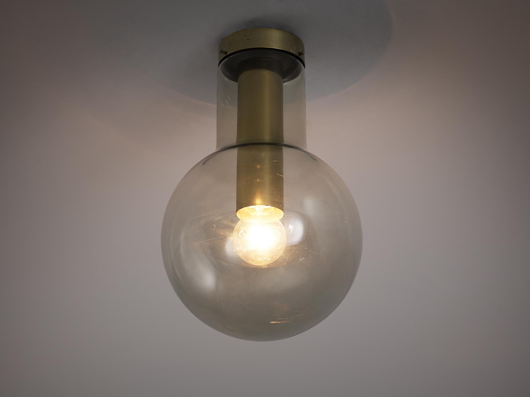RAAK Amsterdam, Deckenleuchte Modell 'Maxi-Light Bulb' B-1260, Messing, Rauchglas, Niederlande, 1960er Jahre.

RAAK hat eine amüsante Lampe geschaffen, indem er eine Glühbirne um eine Glühbirne herum gebaut hat. Ein einzigartiges Design entsteht