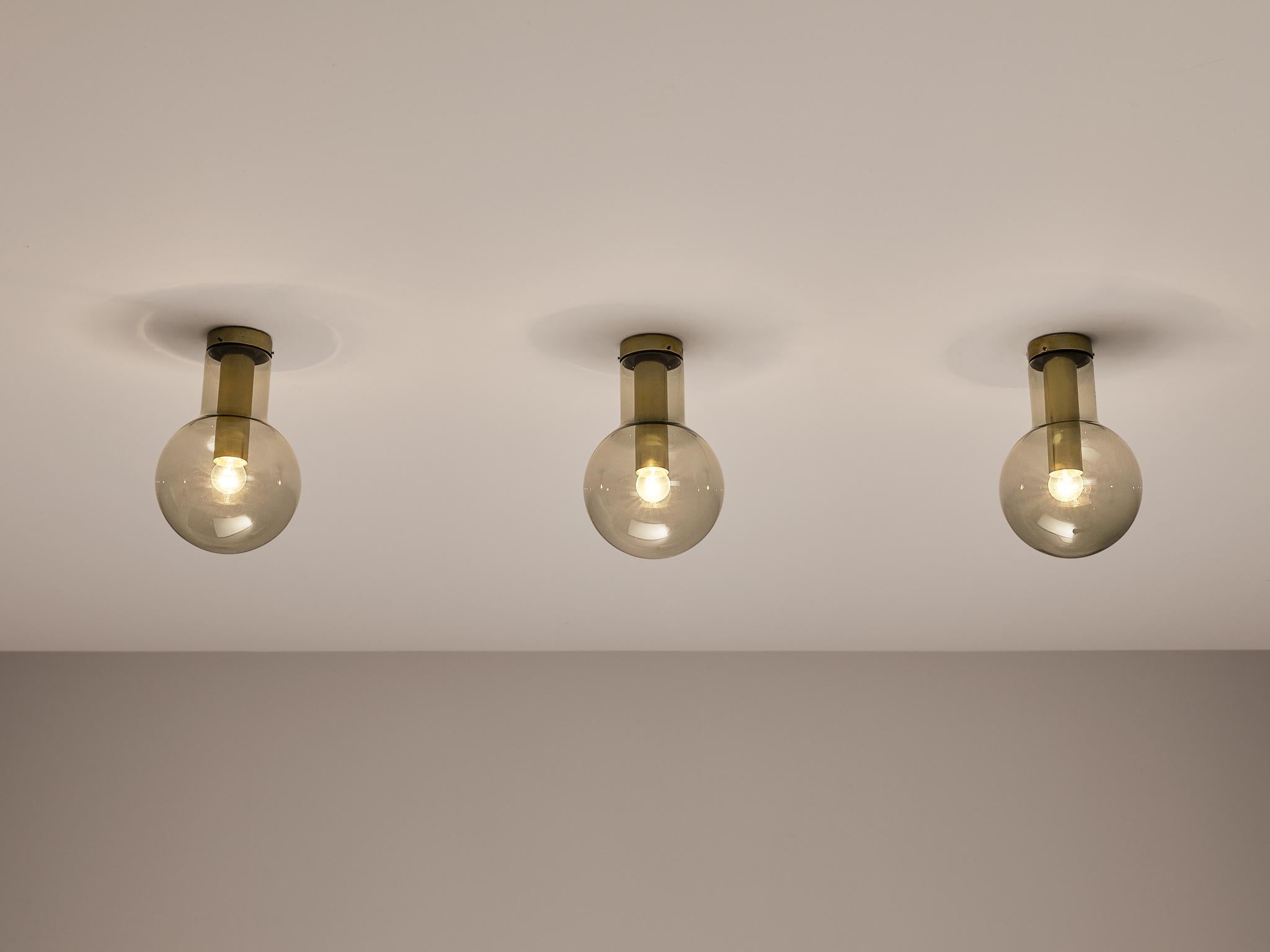 RAAK Amsterdam, plafonnier modèle 'Maxi-Light Bulb' B-1260, laiton, verre fumé, Pays-Bas, années 1960.

RAAK a créé une lampe amusante en construisant une ampoule autour d'une ampoule. Un design unique est créé par la mise en place d'une remarquable